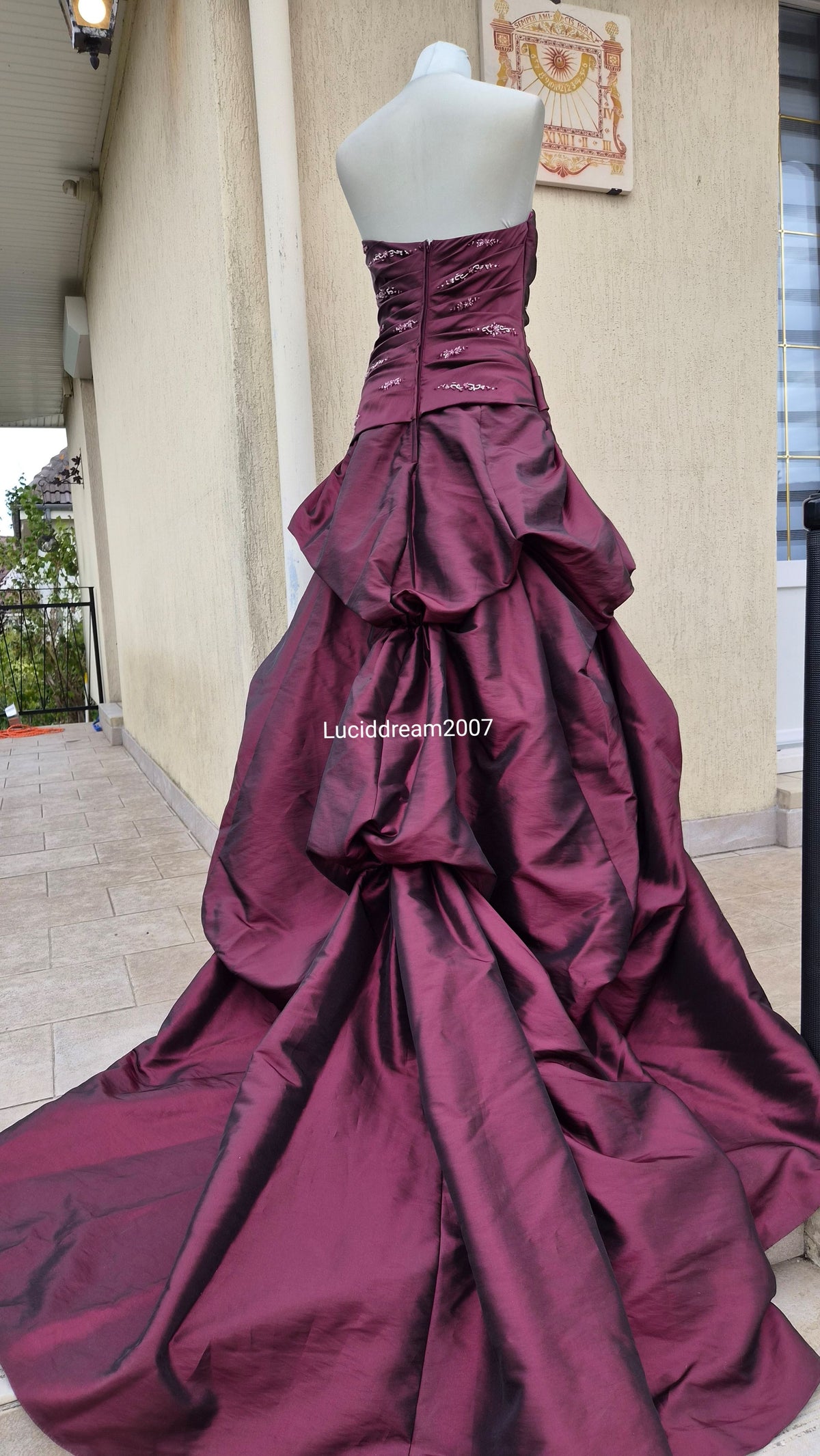 Robe en Taffetas bordeau avec traine