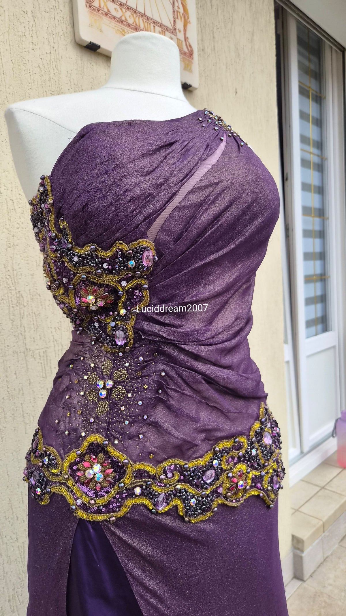 Robe brodée violette