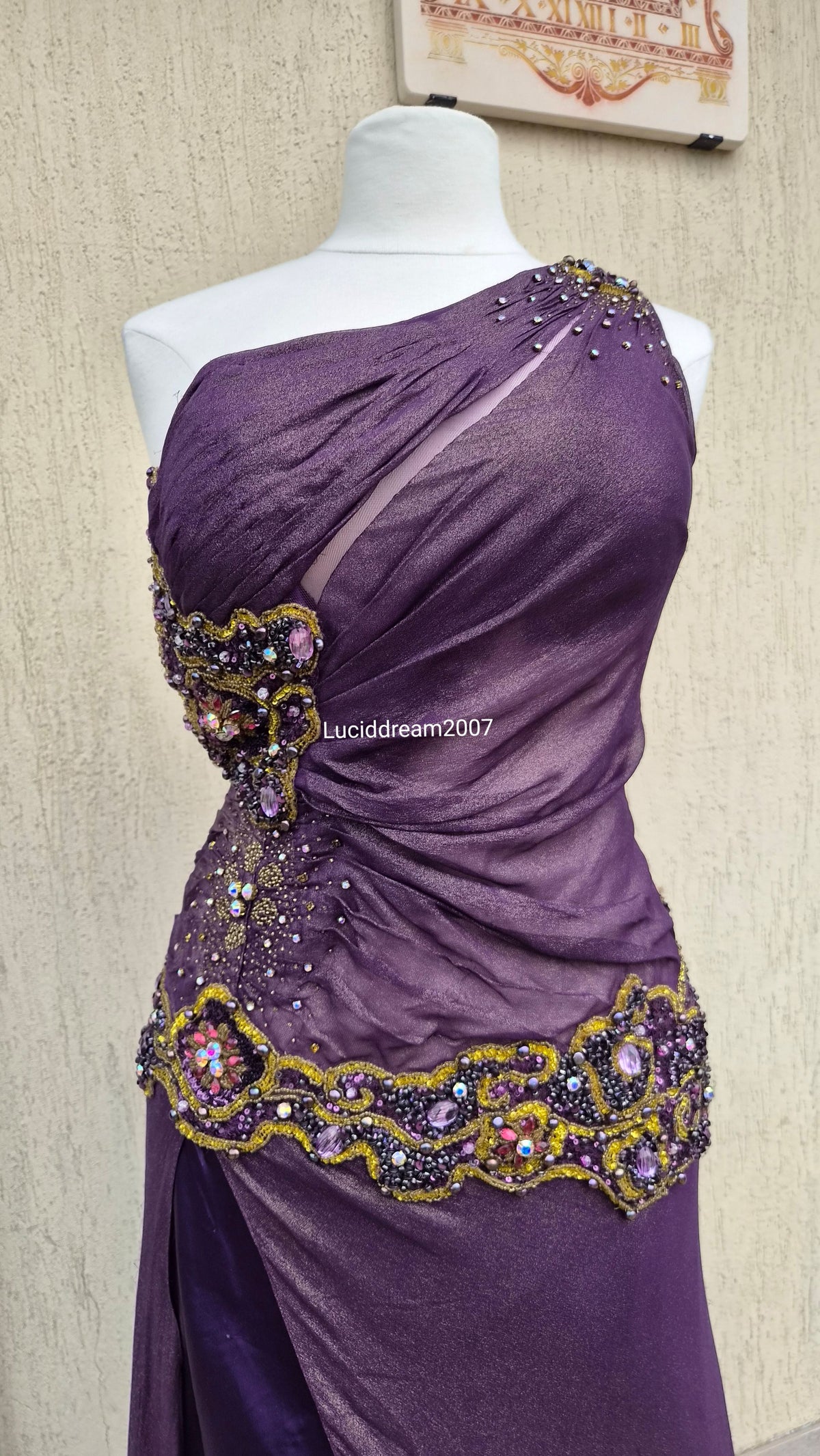 Robe brodée violette