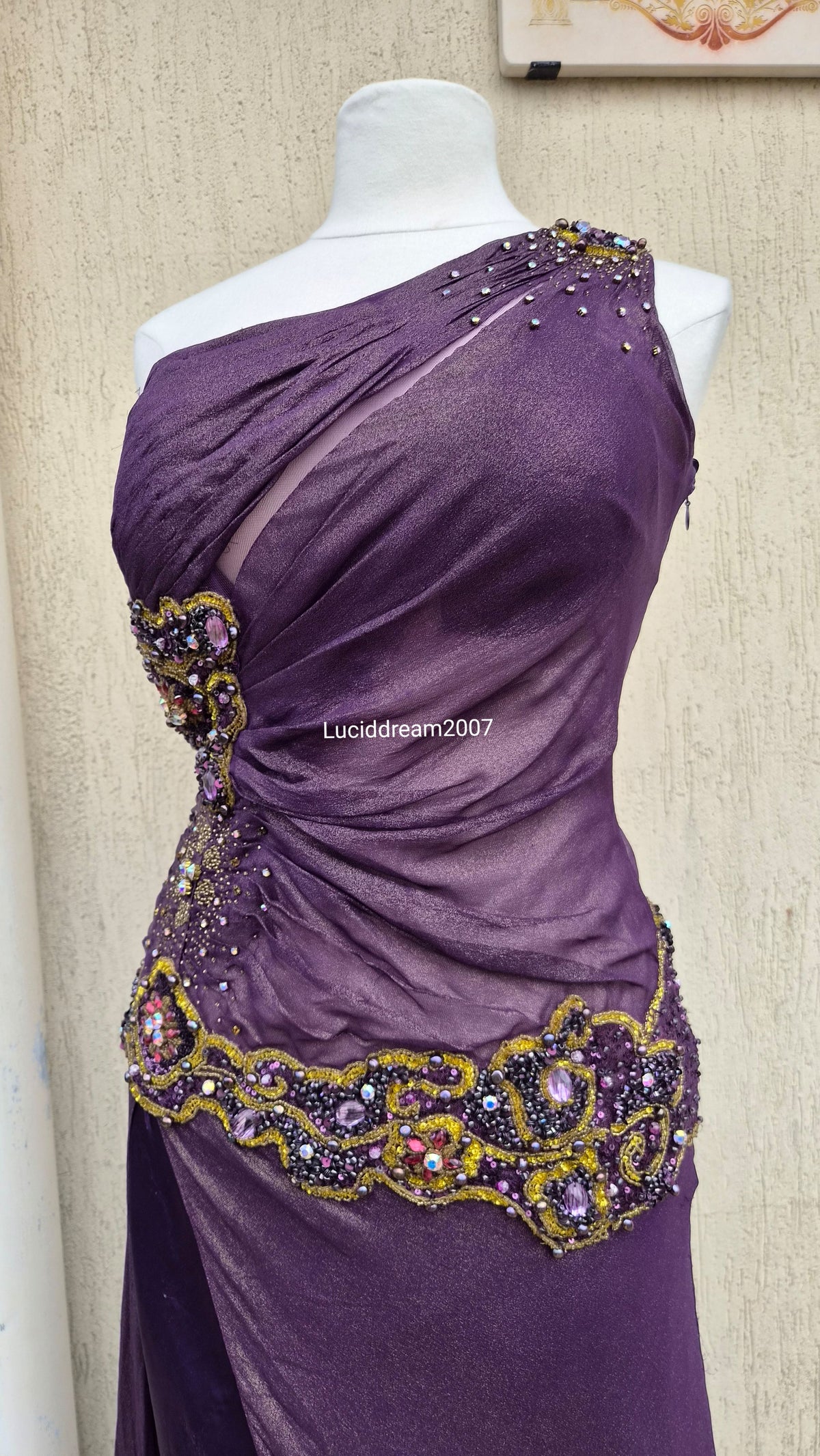 Robe brodée violette