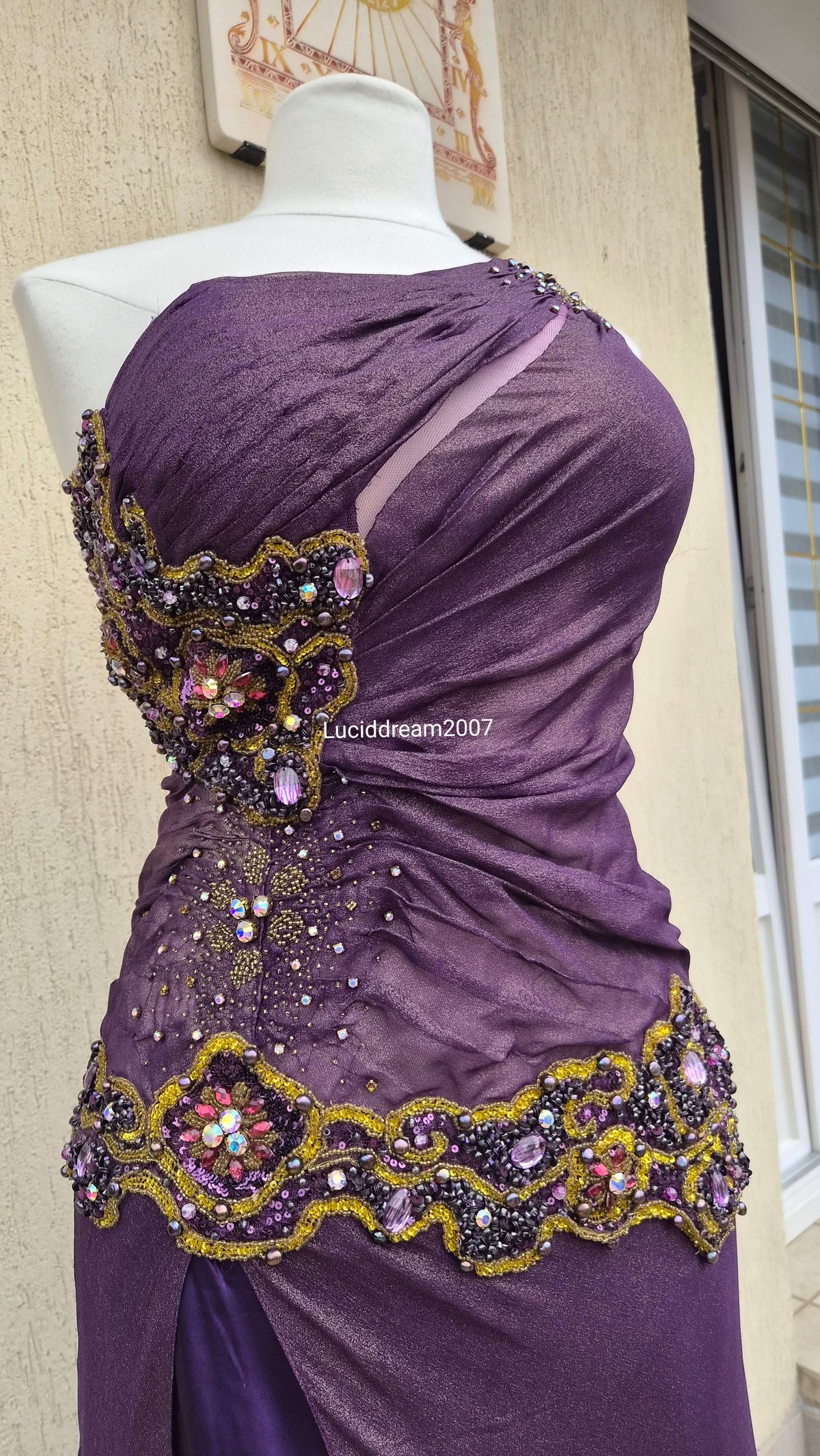 Robe brodée violette