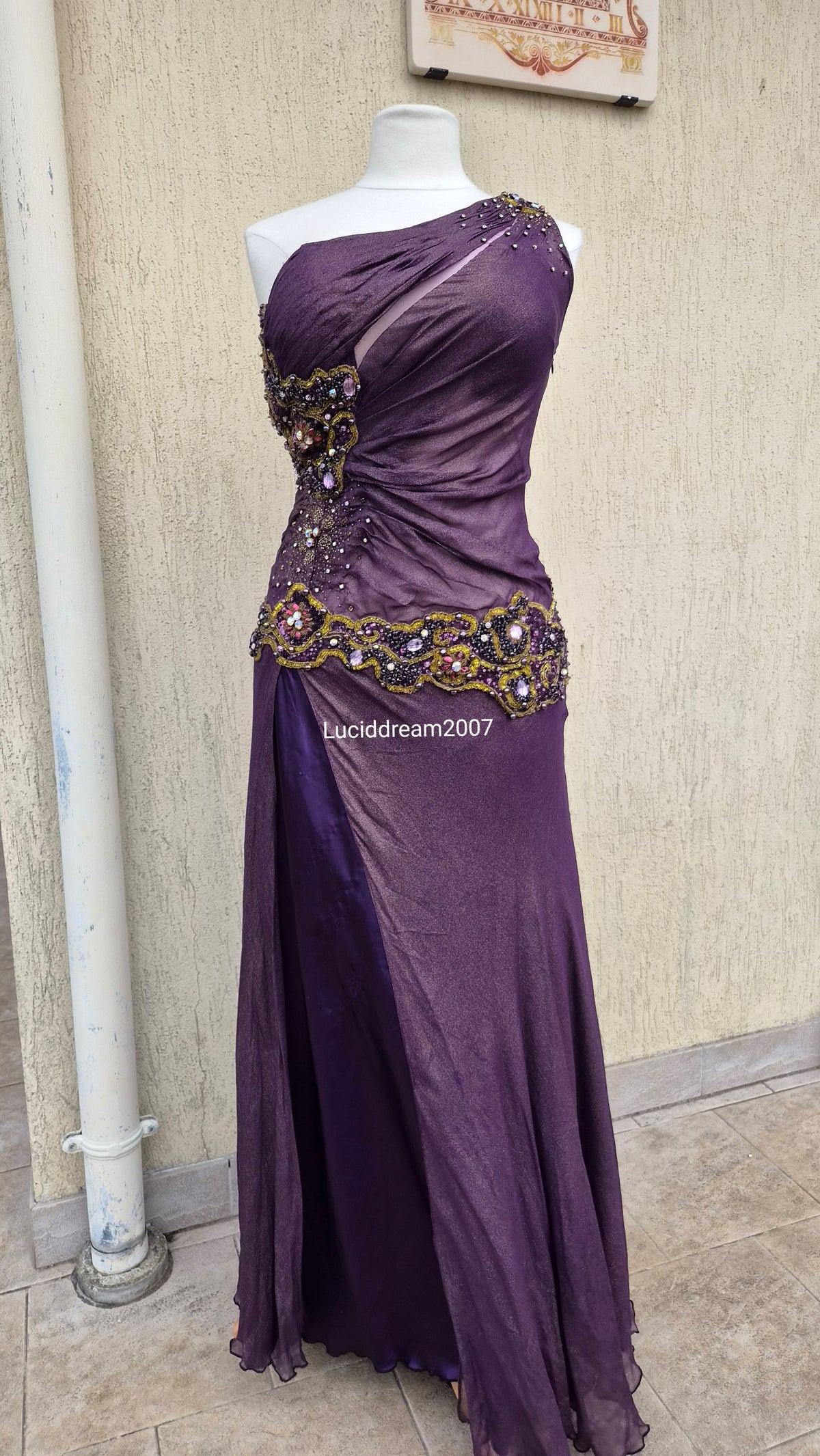 Robe brodée violette