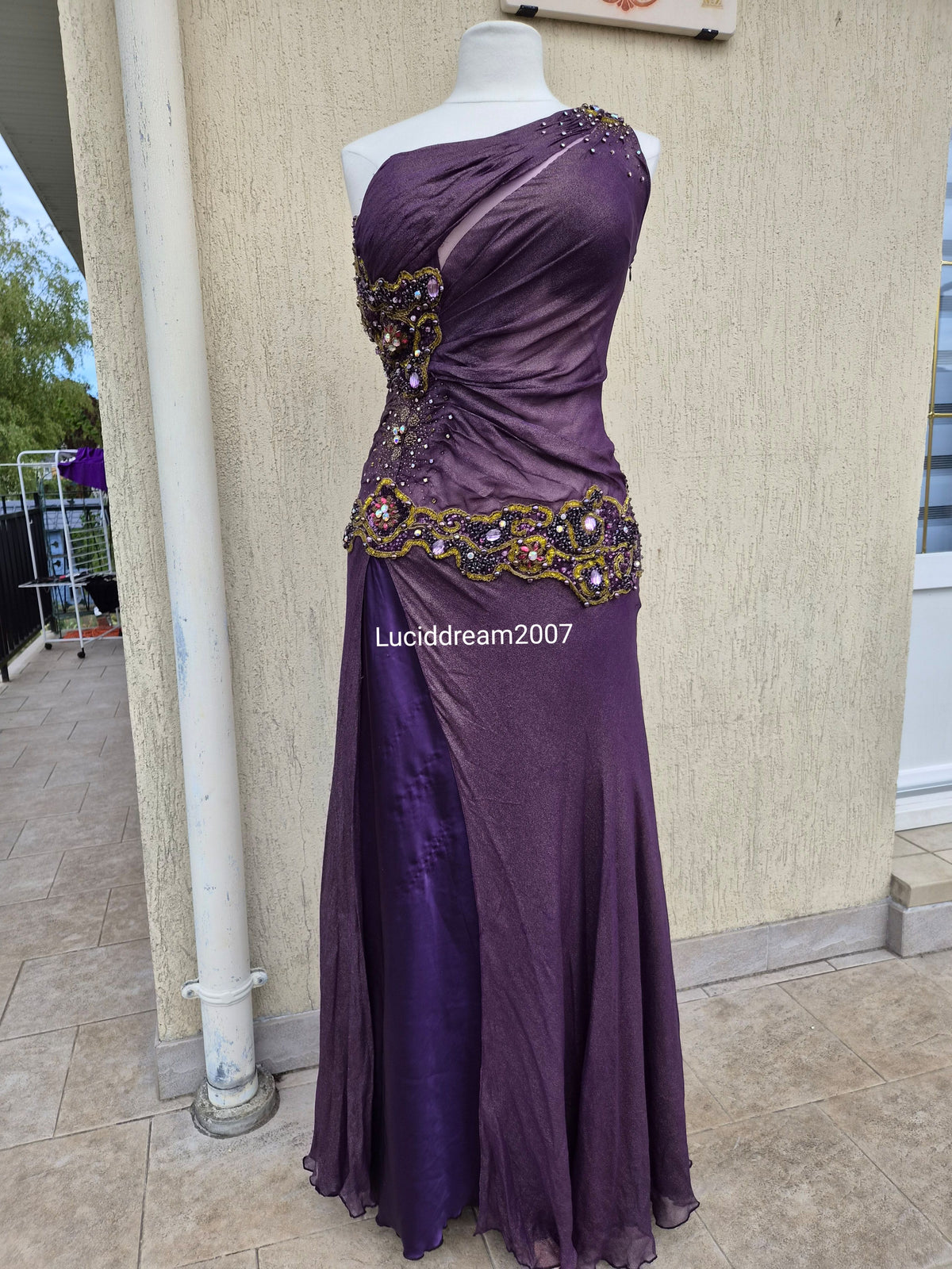 Robe brodée violette