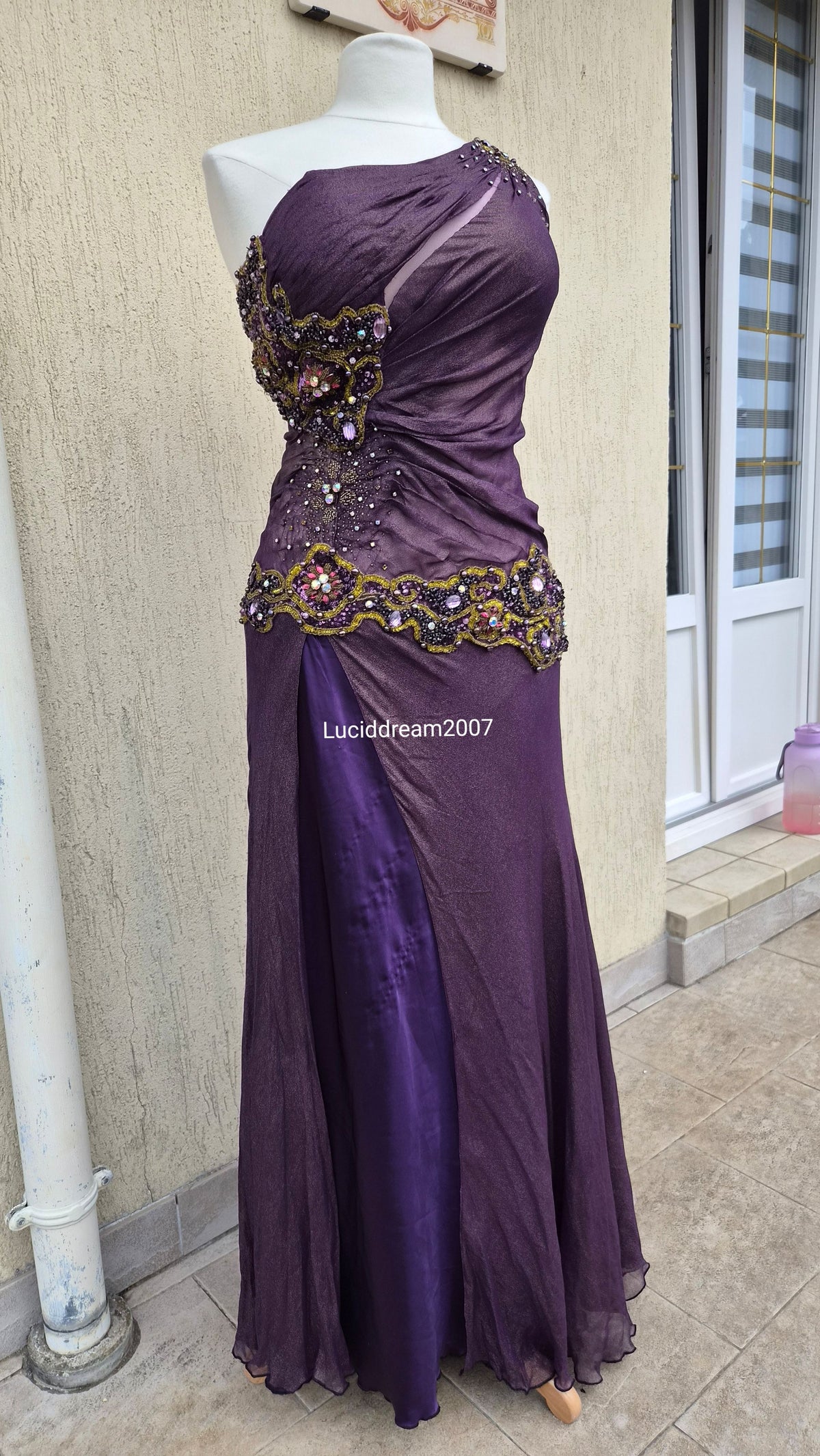 Robe brodée violette