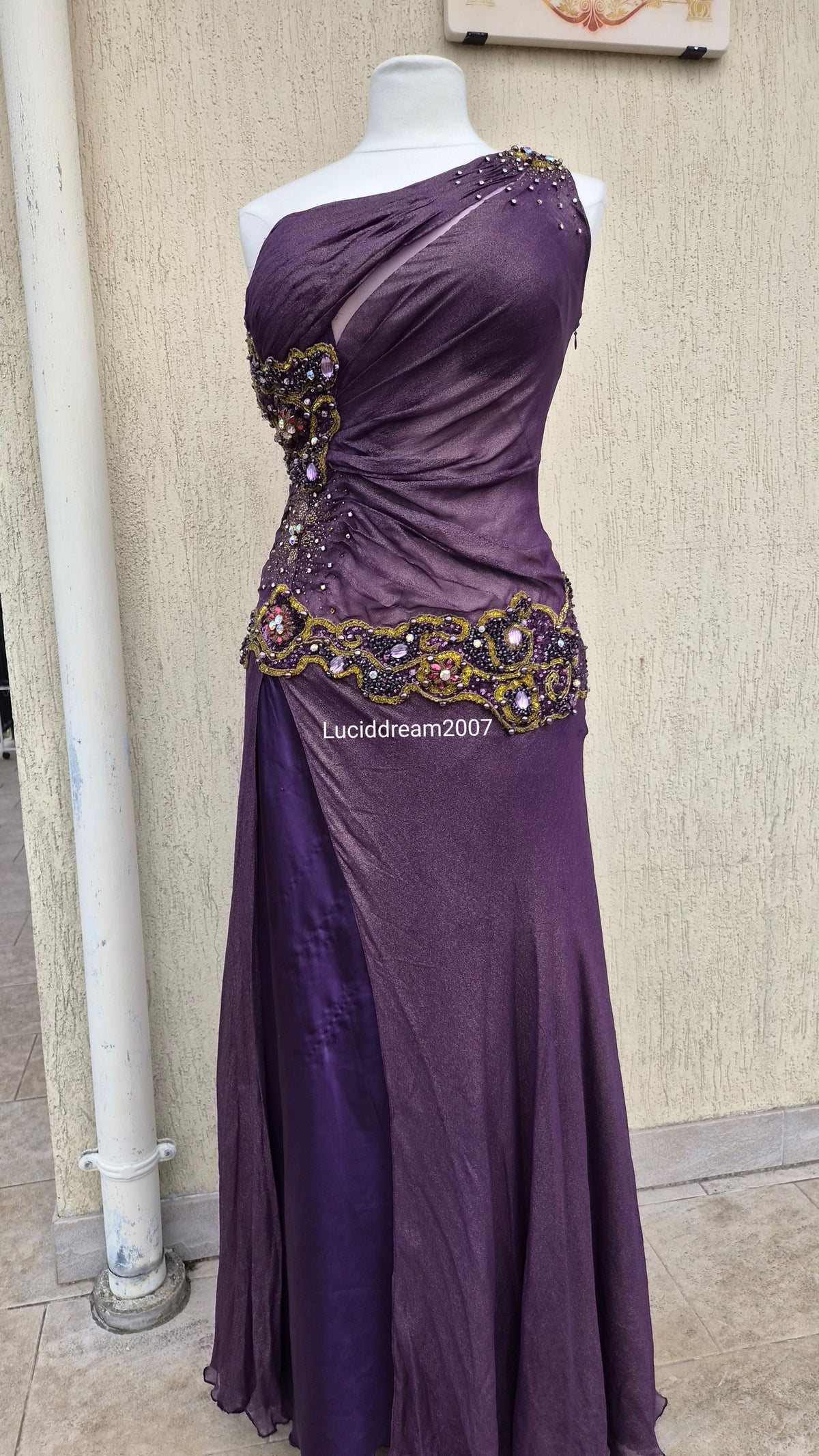 Robe brodée violette