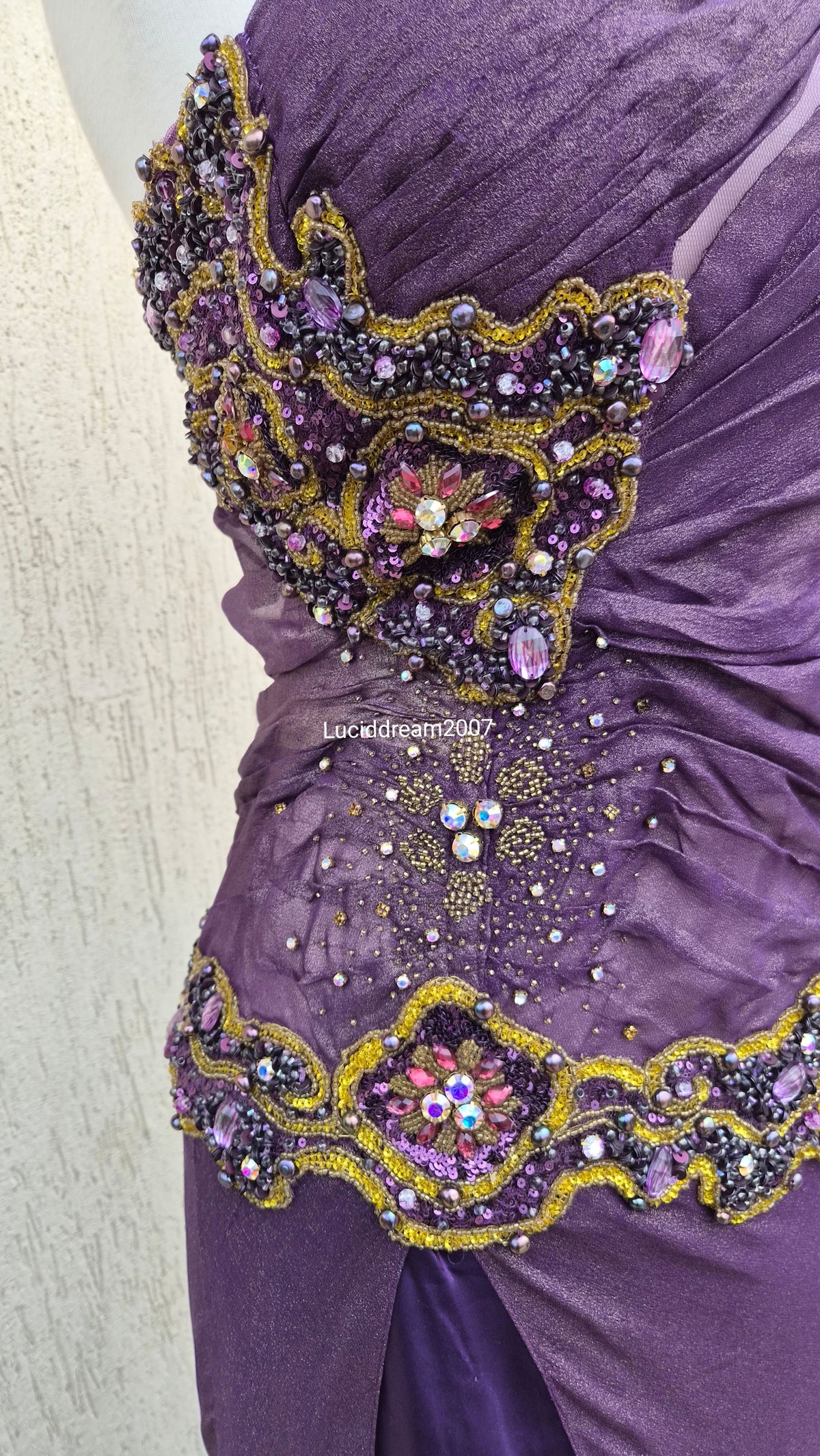 Robe brodée violette
