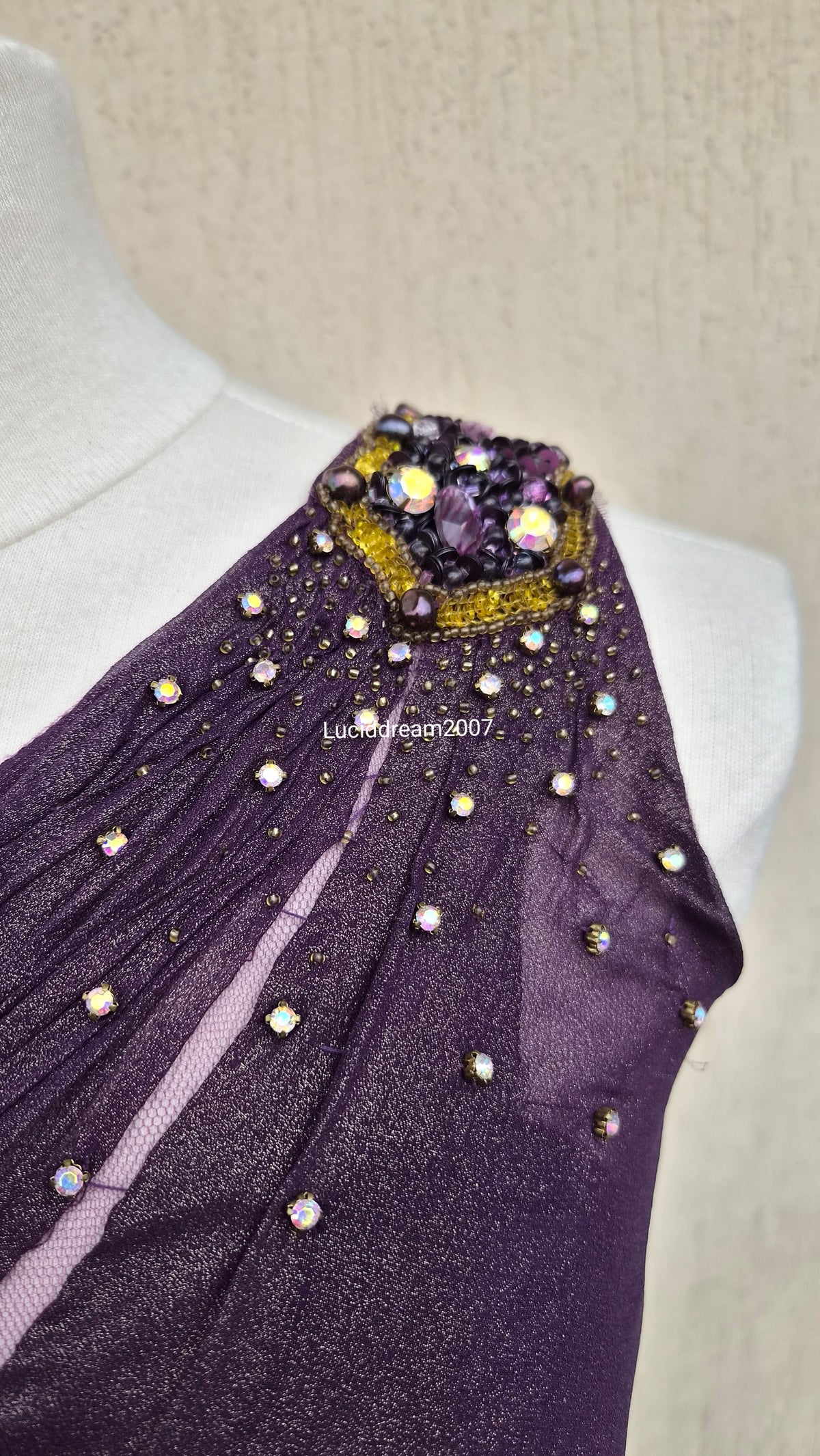 Robe brodée violette