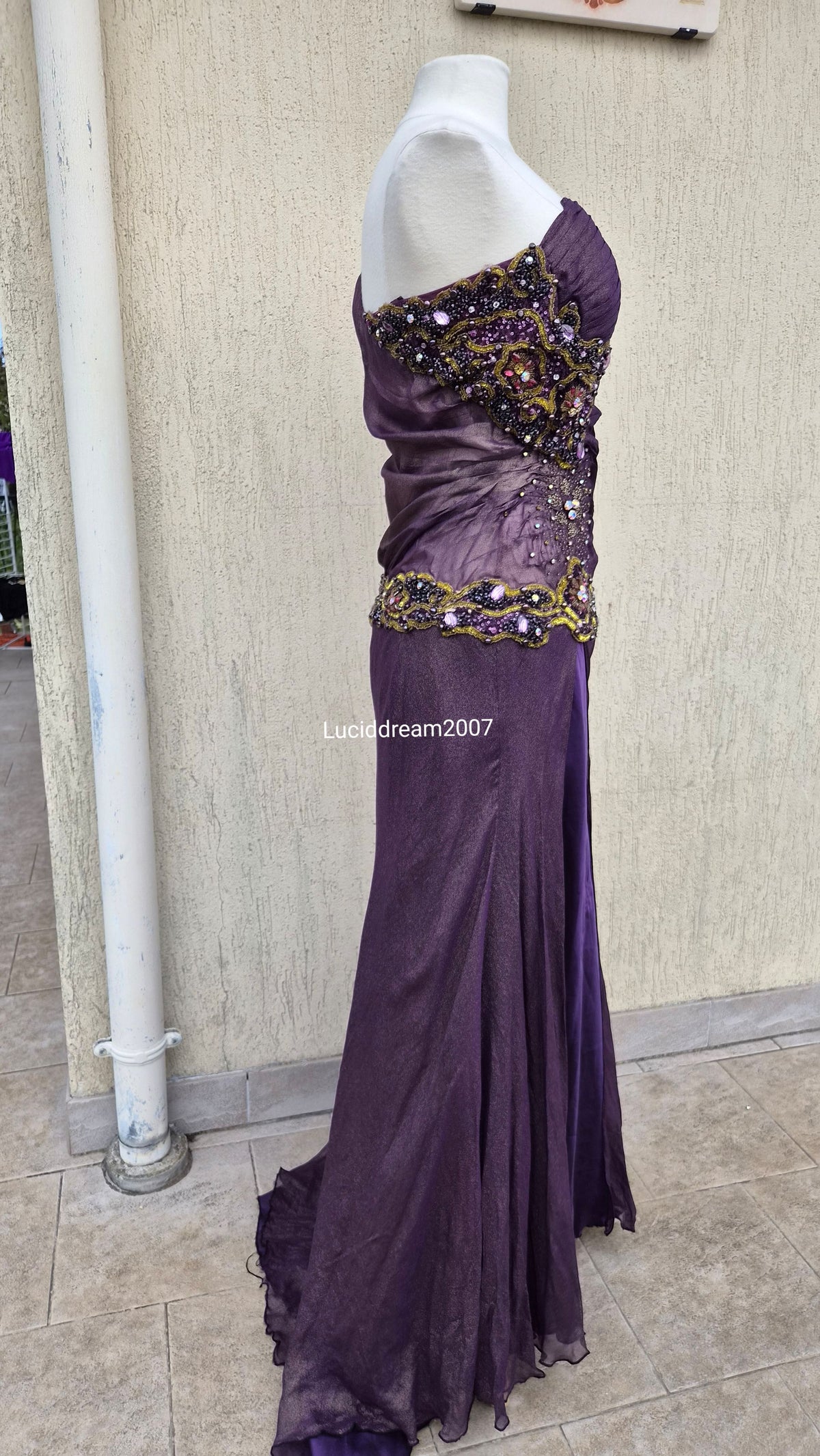 Robe brodée violette