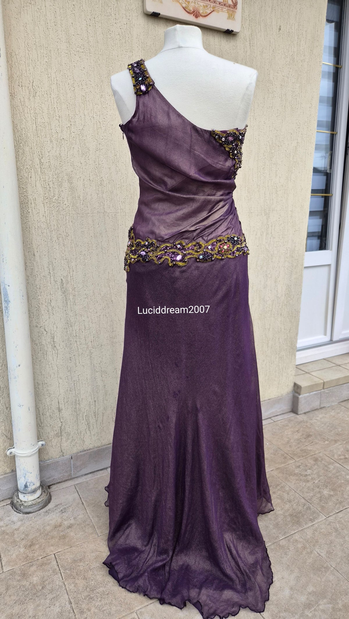 Robe brodée violette