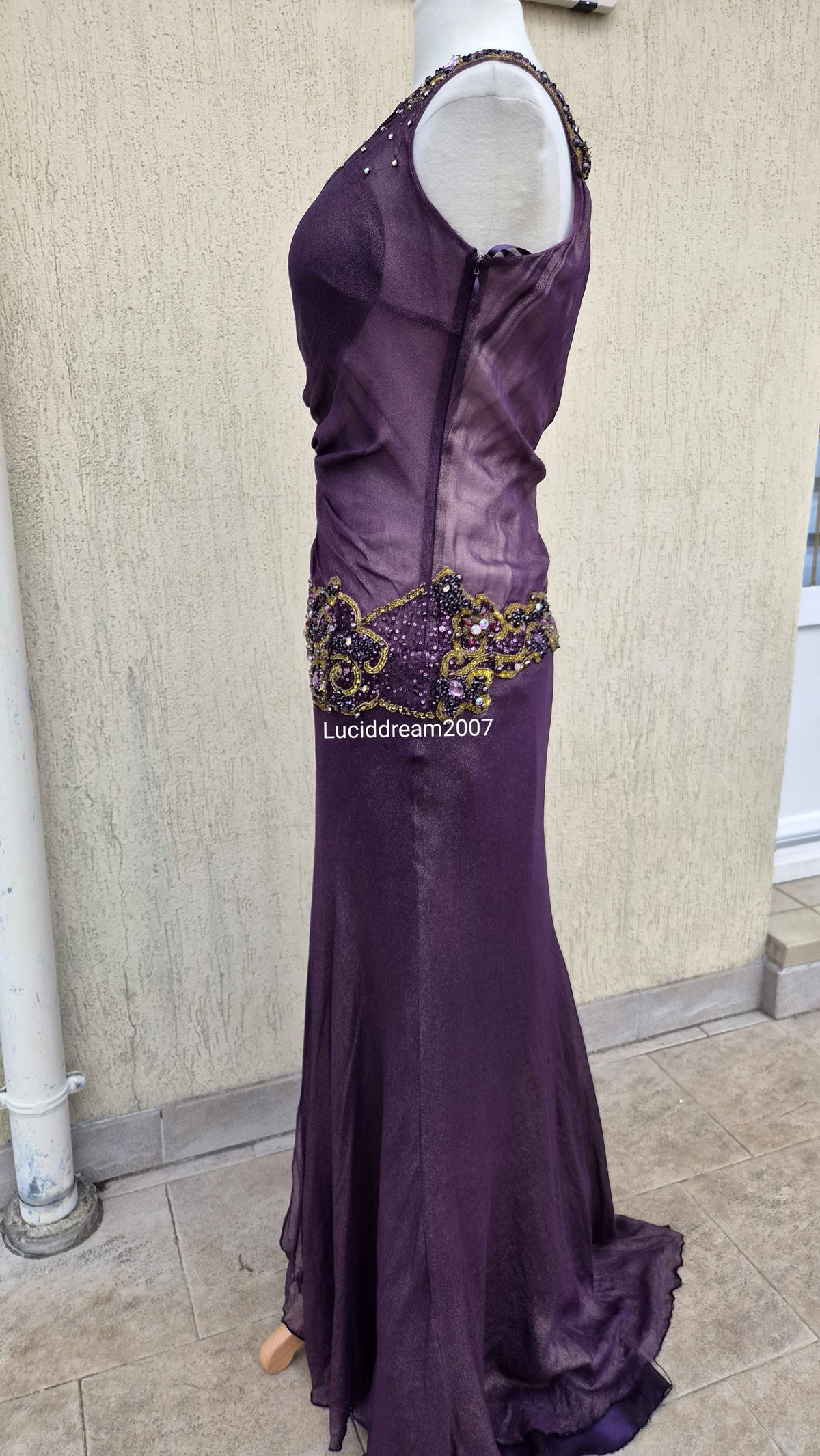 Robe brodée violette