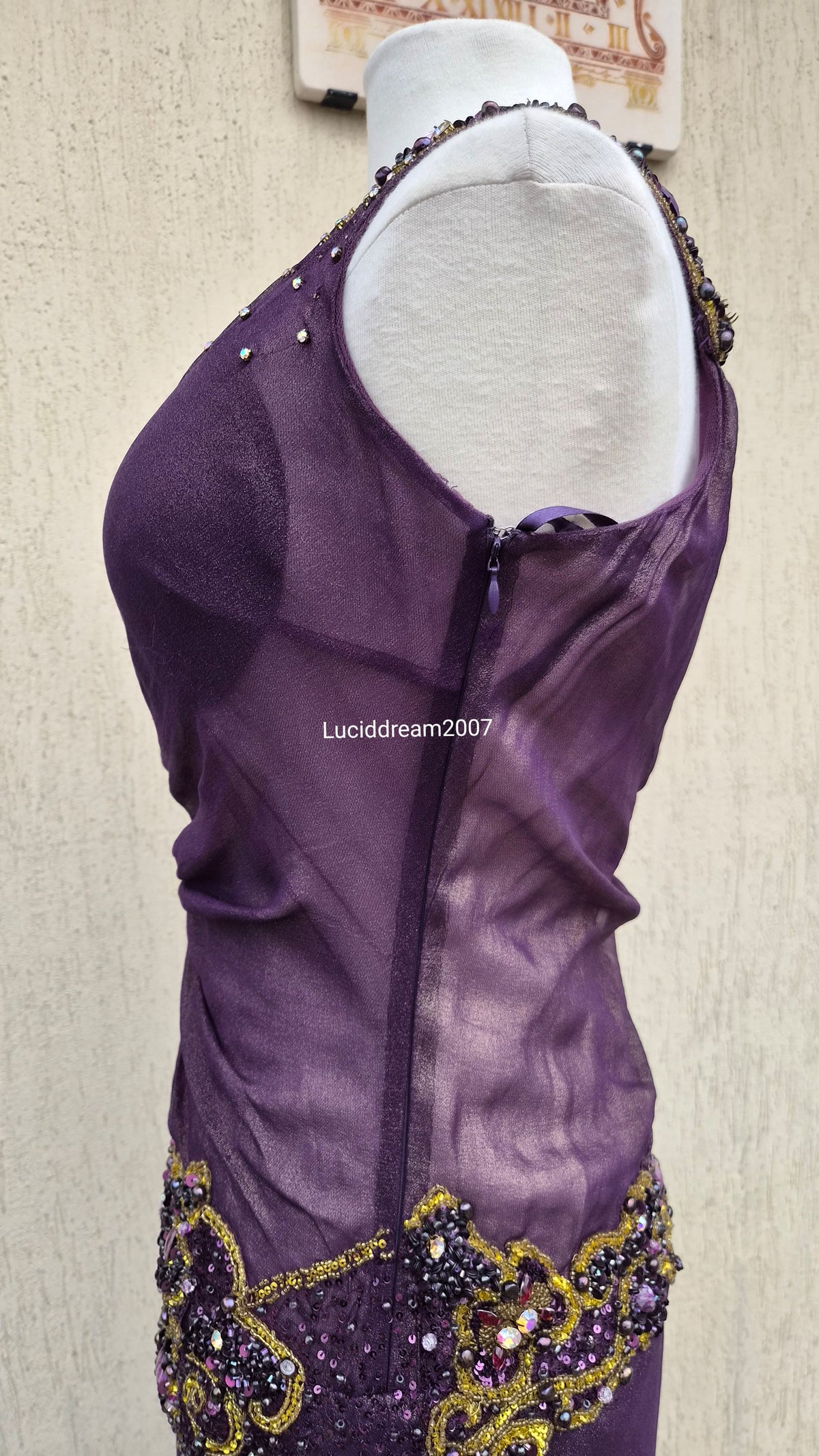 Robe brodée violette