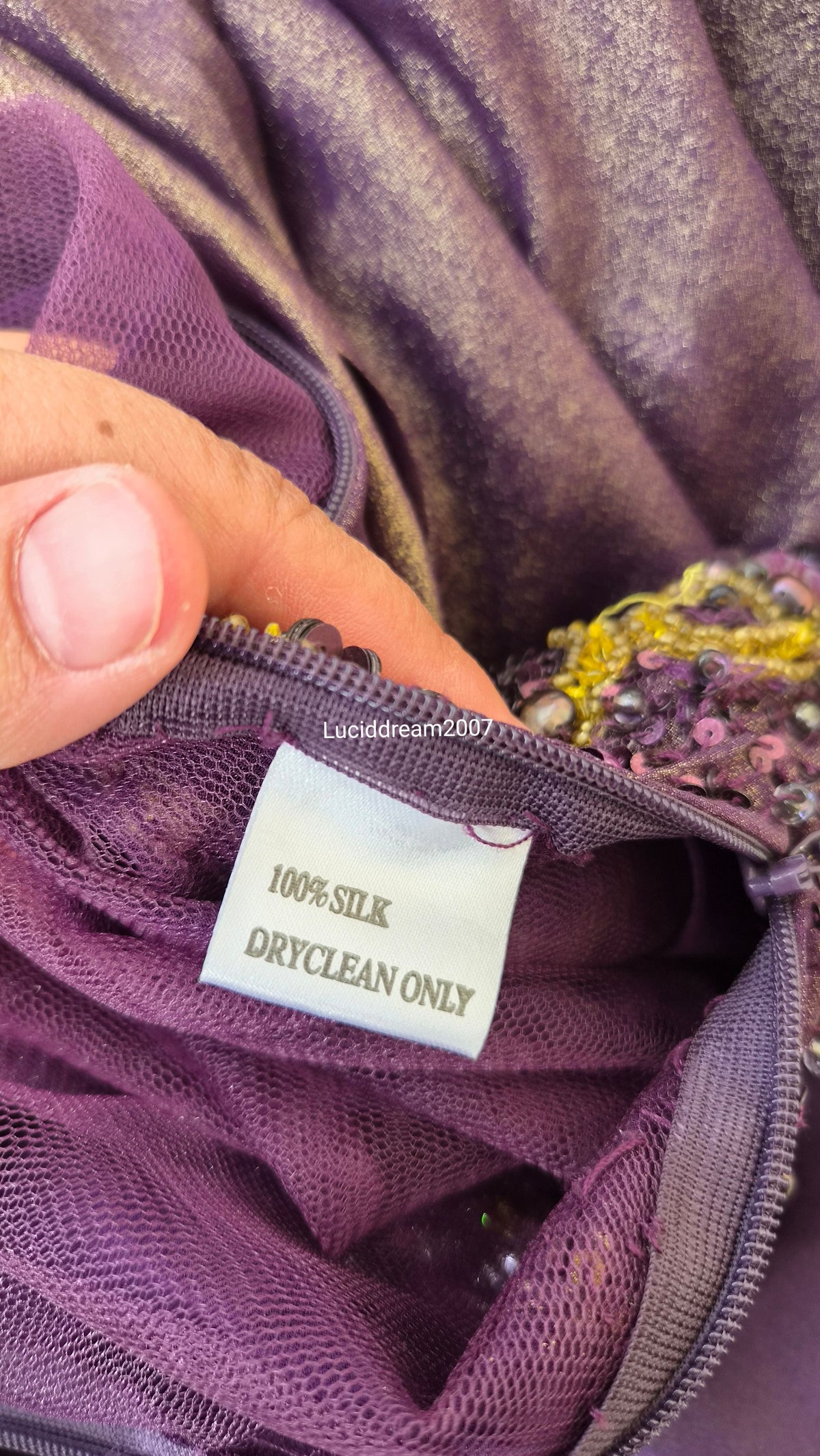 Robe brodée violette