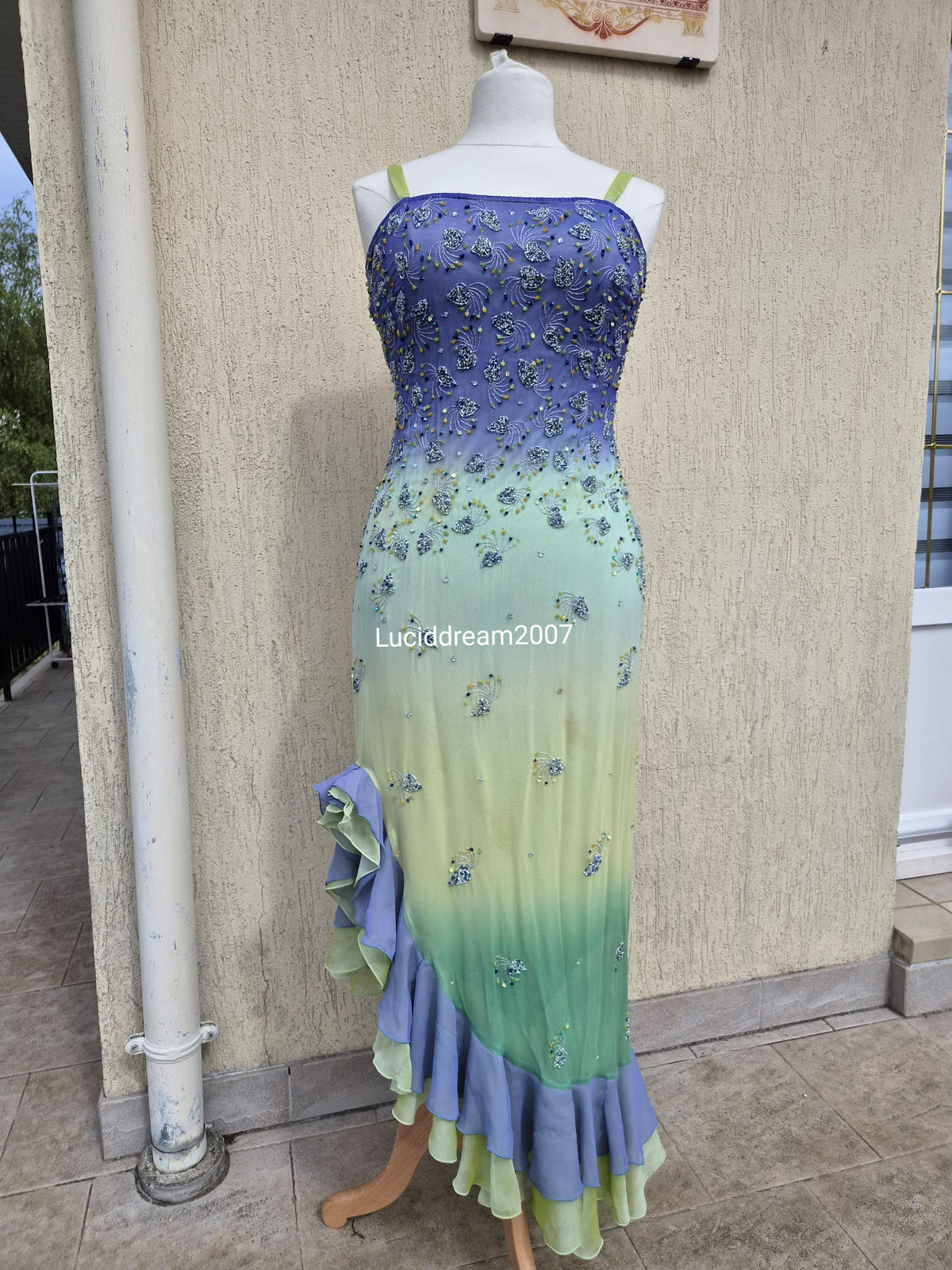 Robe en soie brodée tie and dye violet et vert