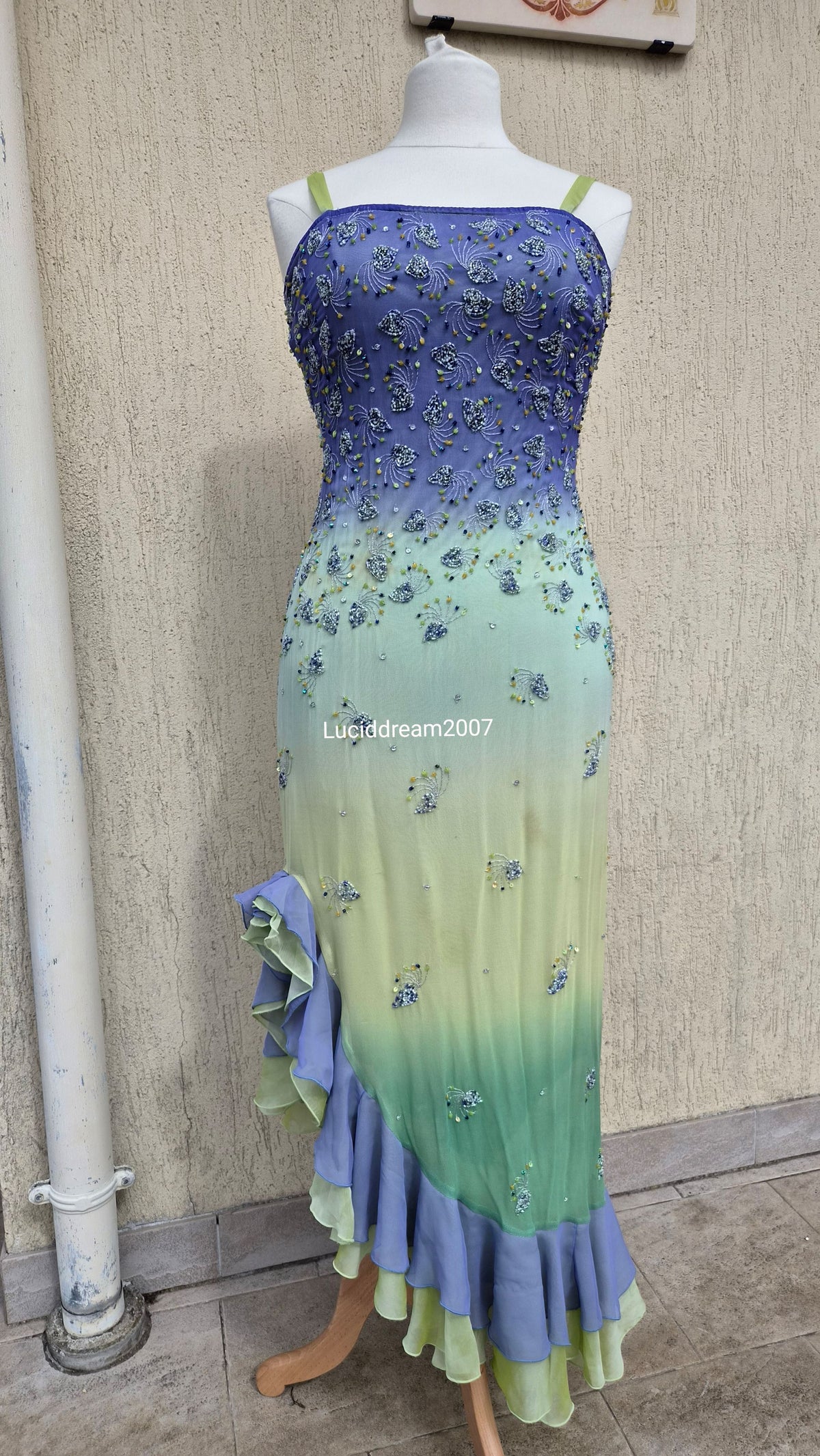 Robe en soie brodée tie and dye violet et vert