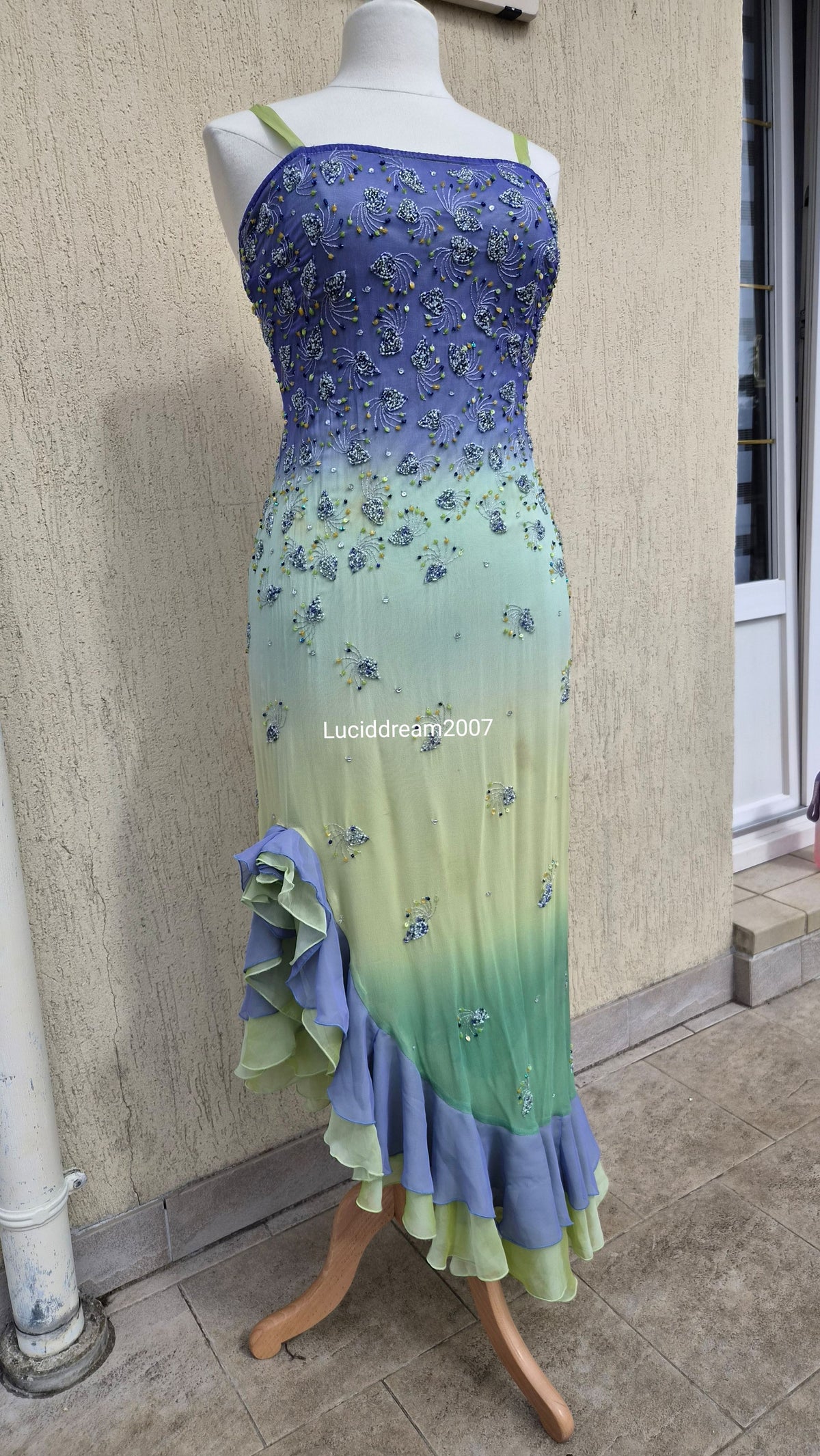 Robe en soie brodée tie and dye violet et vert