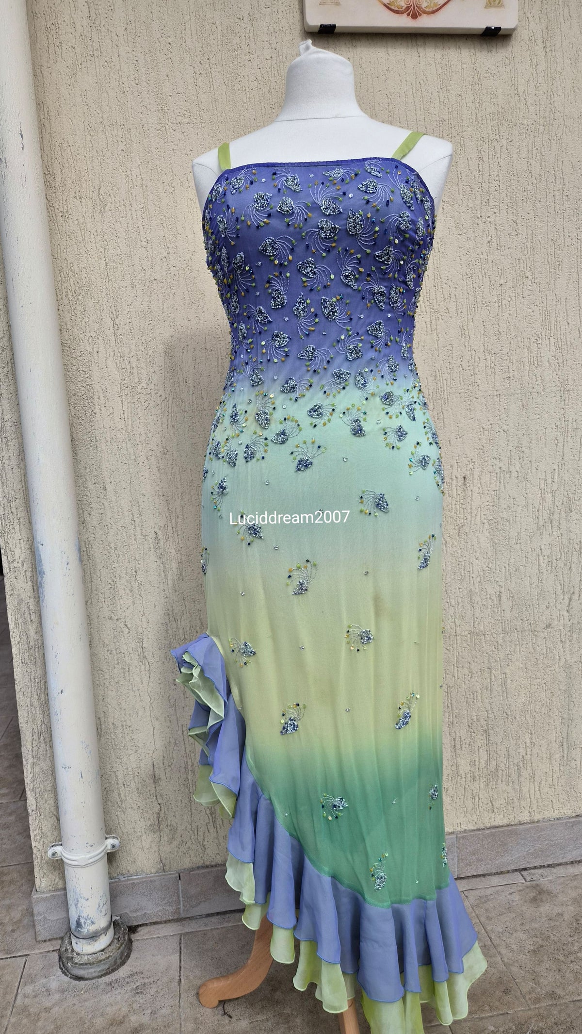 Robe en soie brodée tie and dye violet et vert