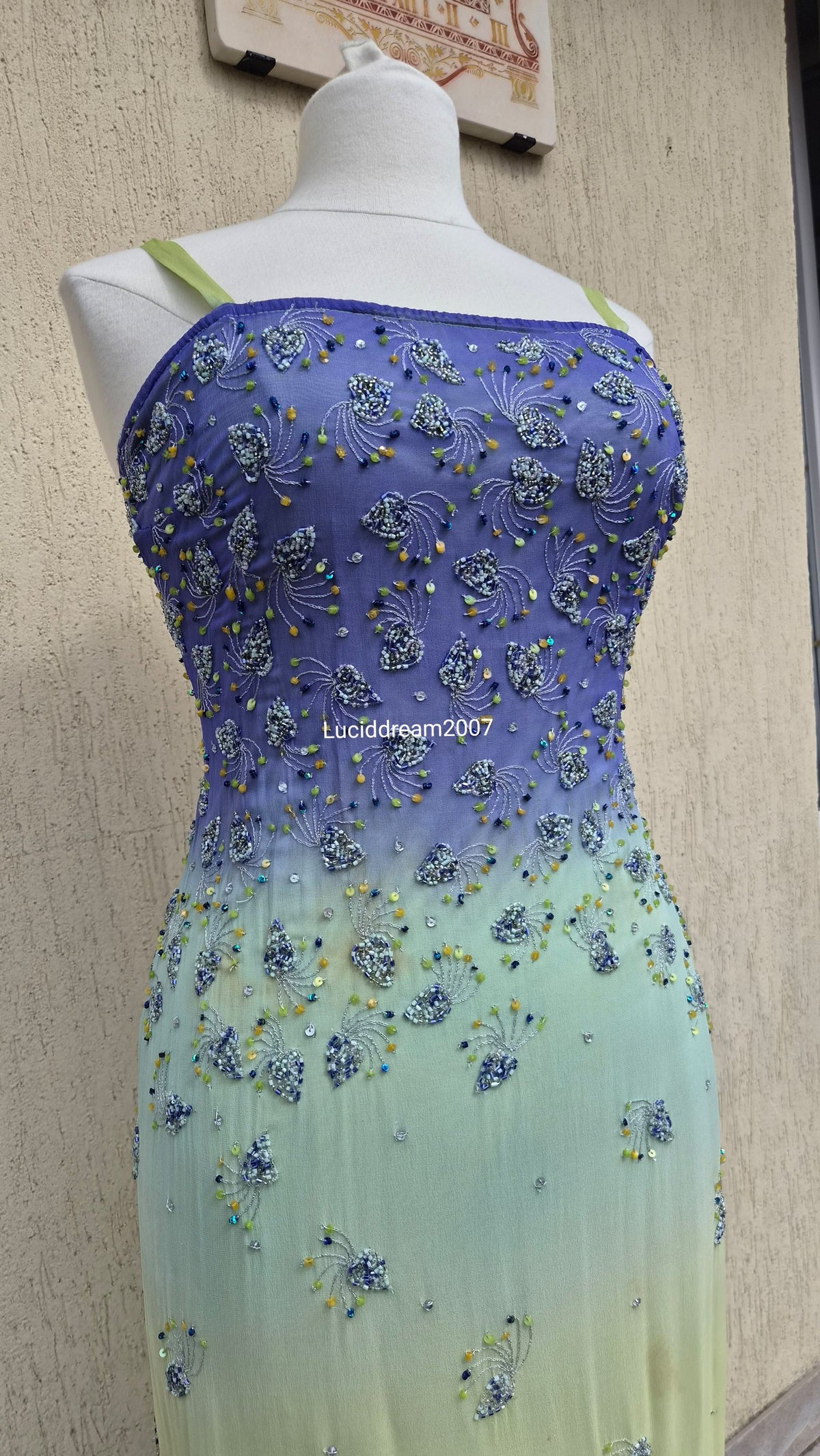 Robe en soie brodée tie and dye violet et vert