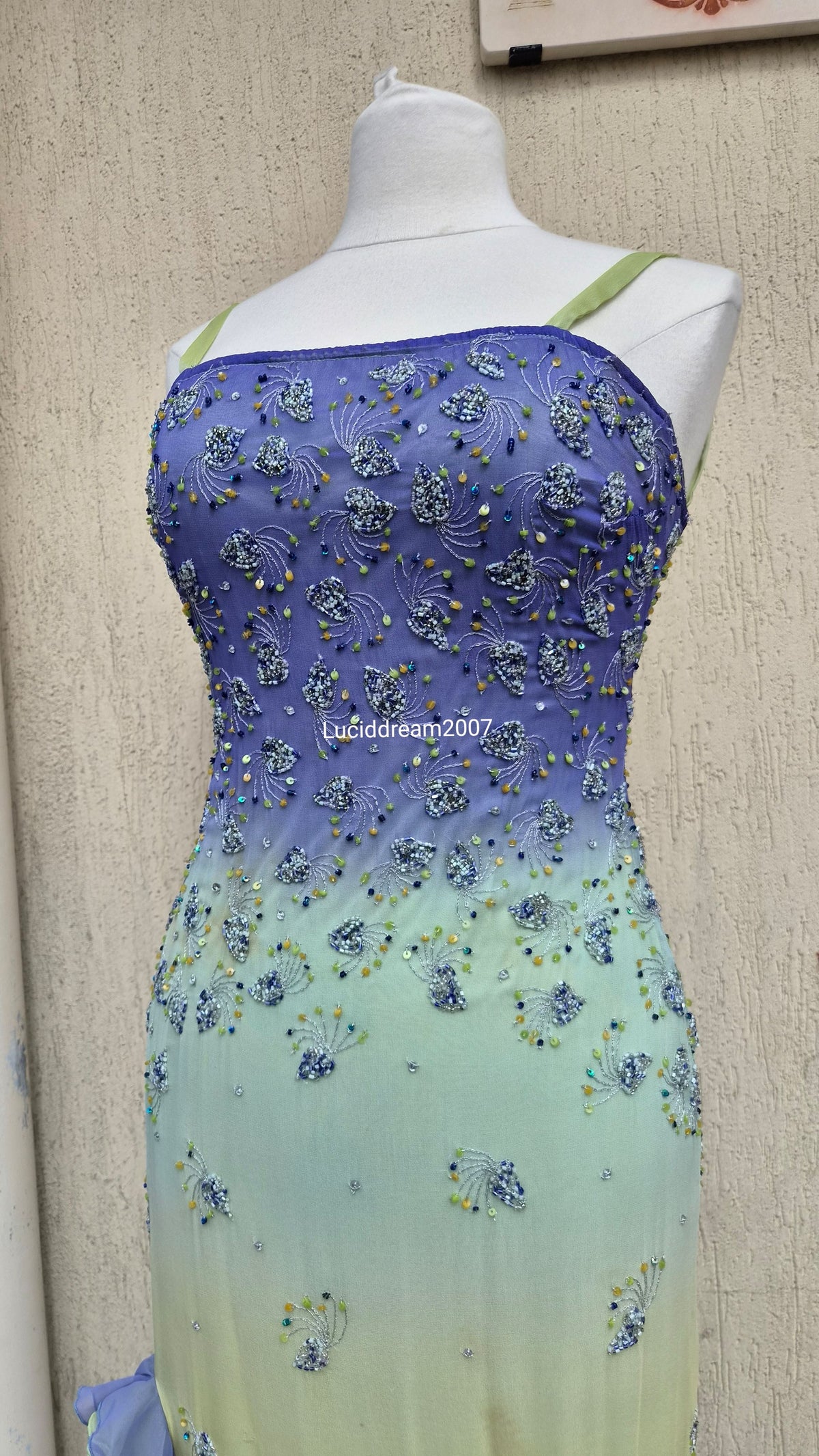 Robe en soie brodée tie and dye violet et vert