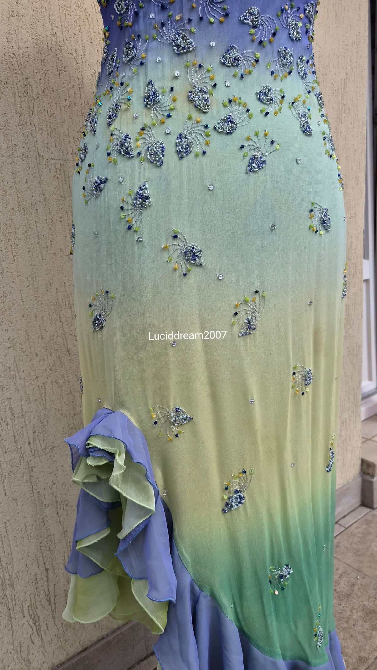Robe en soie brodée tie and dye violet et vert