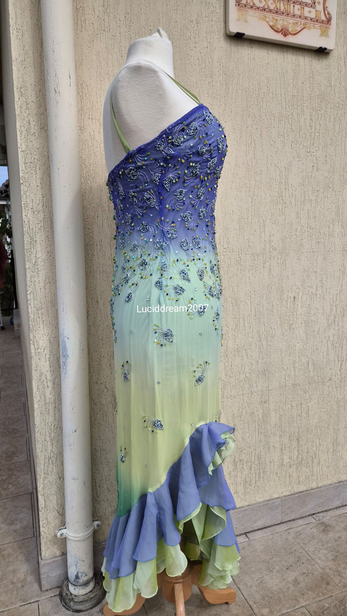 Robe en soie brodée tie and dye violet et vert