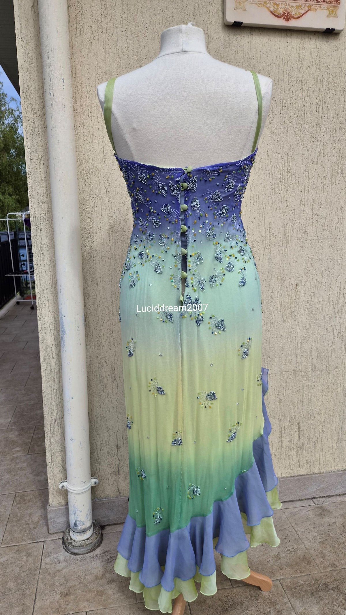 Robe en soie brodée tie and dye violet et vert