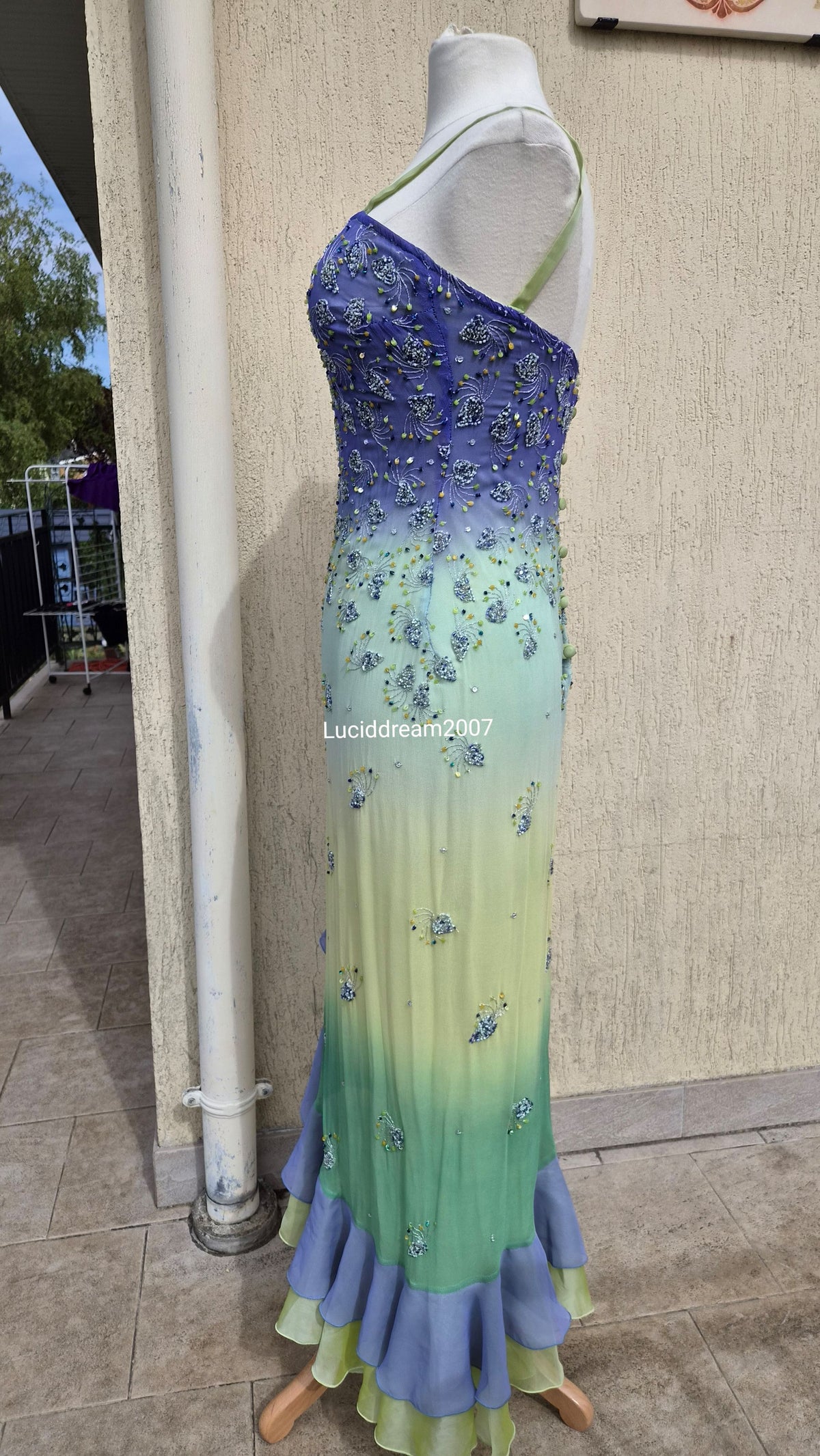 Robe en soie brodée tie and dye violet et vert