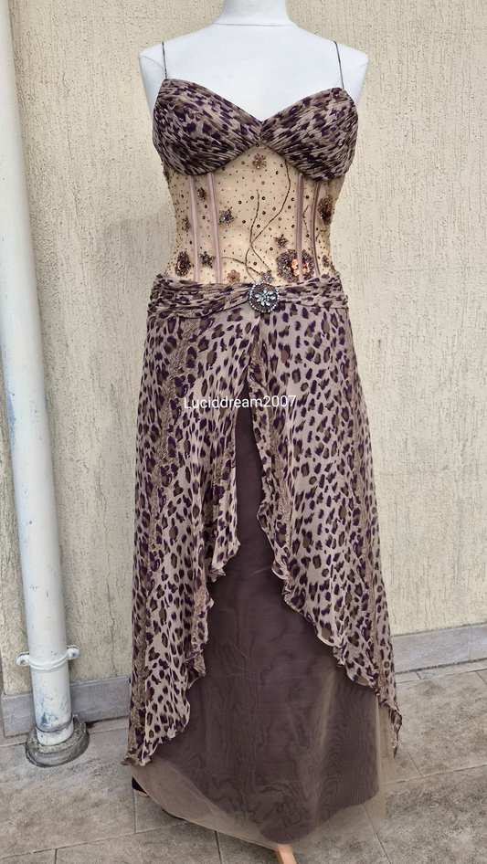 Robe léopard en soie brodée