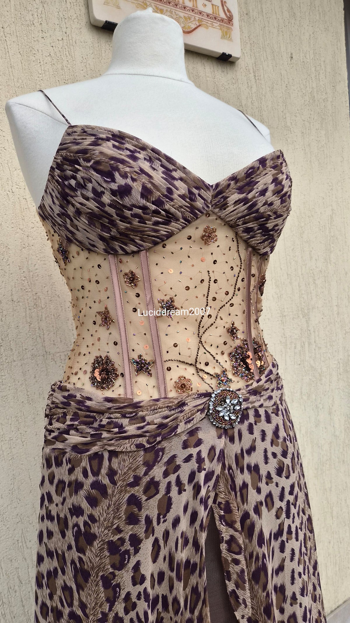 Robe léopard en soie brodée