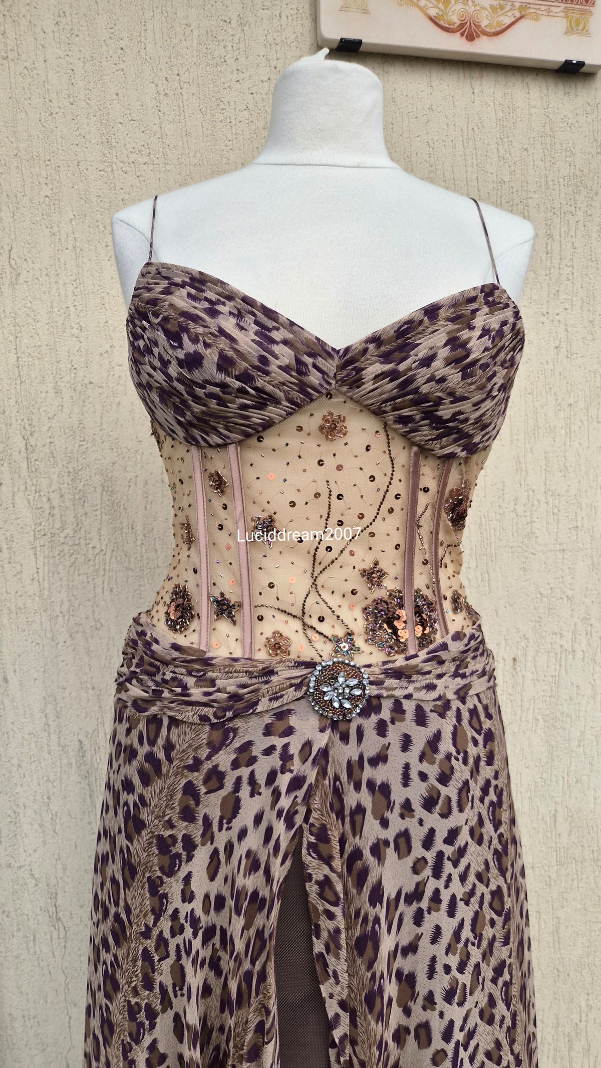 Robe léopard en soie brodée