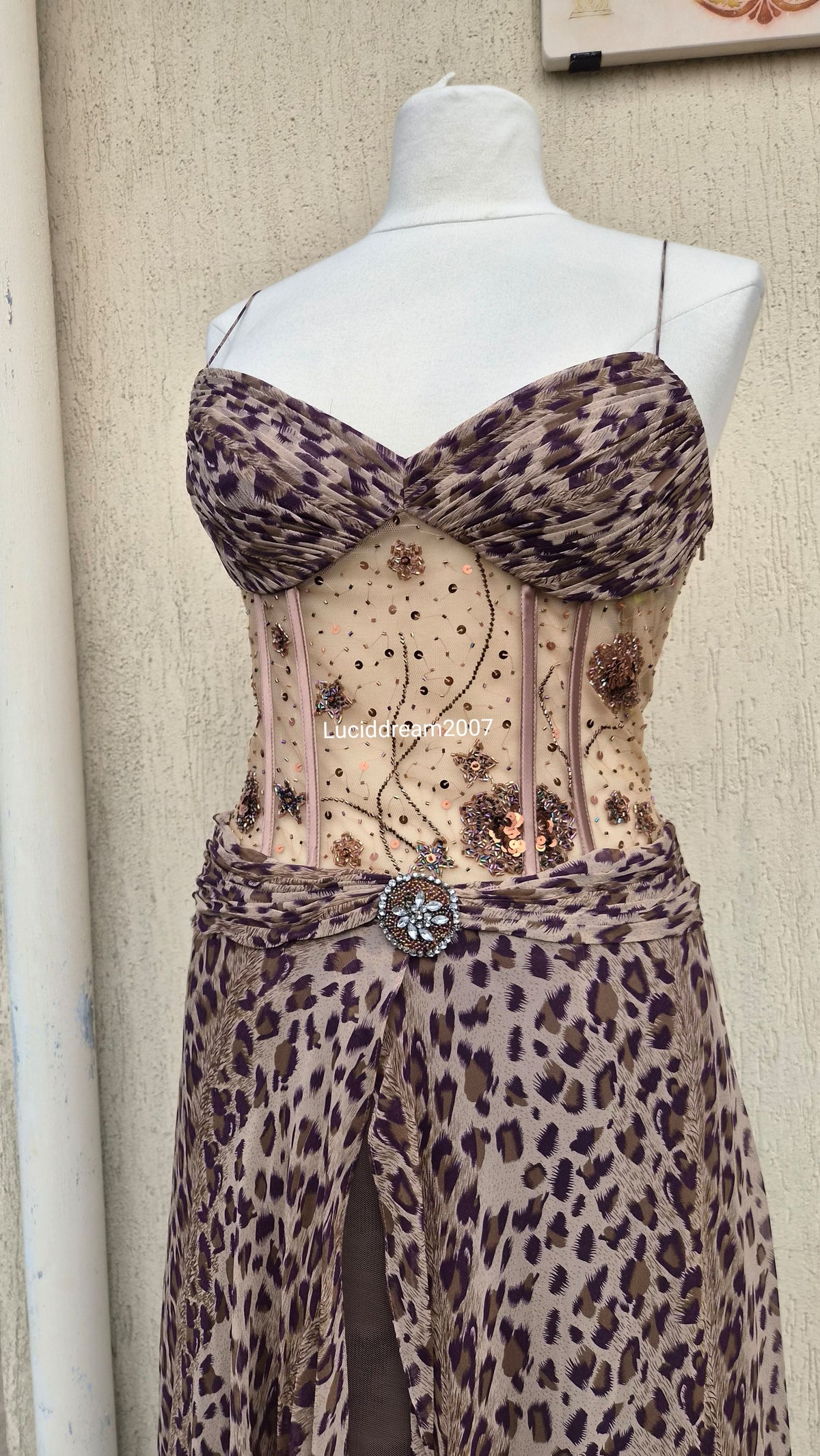 Robe léopard en soie brodée