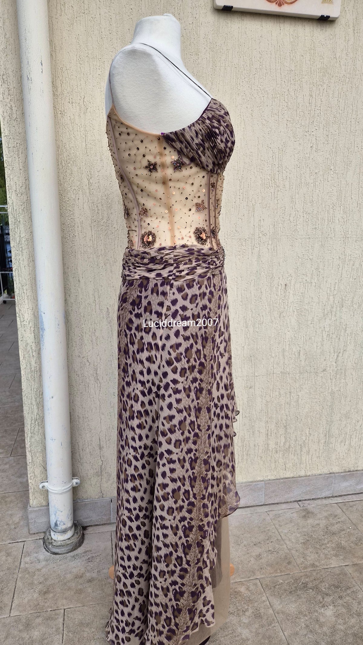 Robe léopard en soie brodée