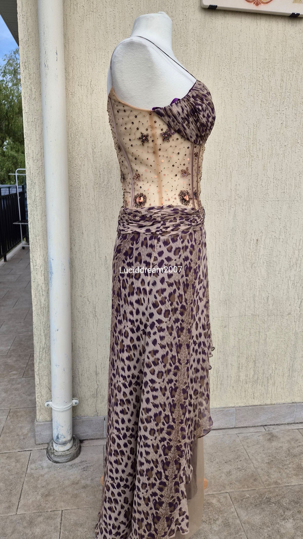 Robe léopard en soie brodée