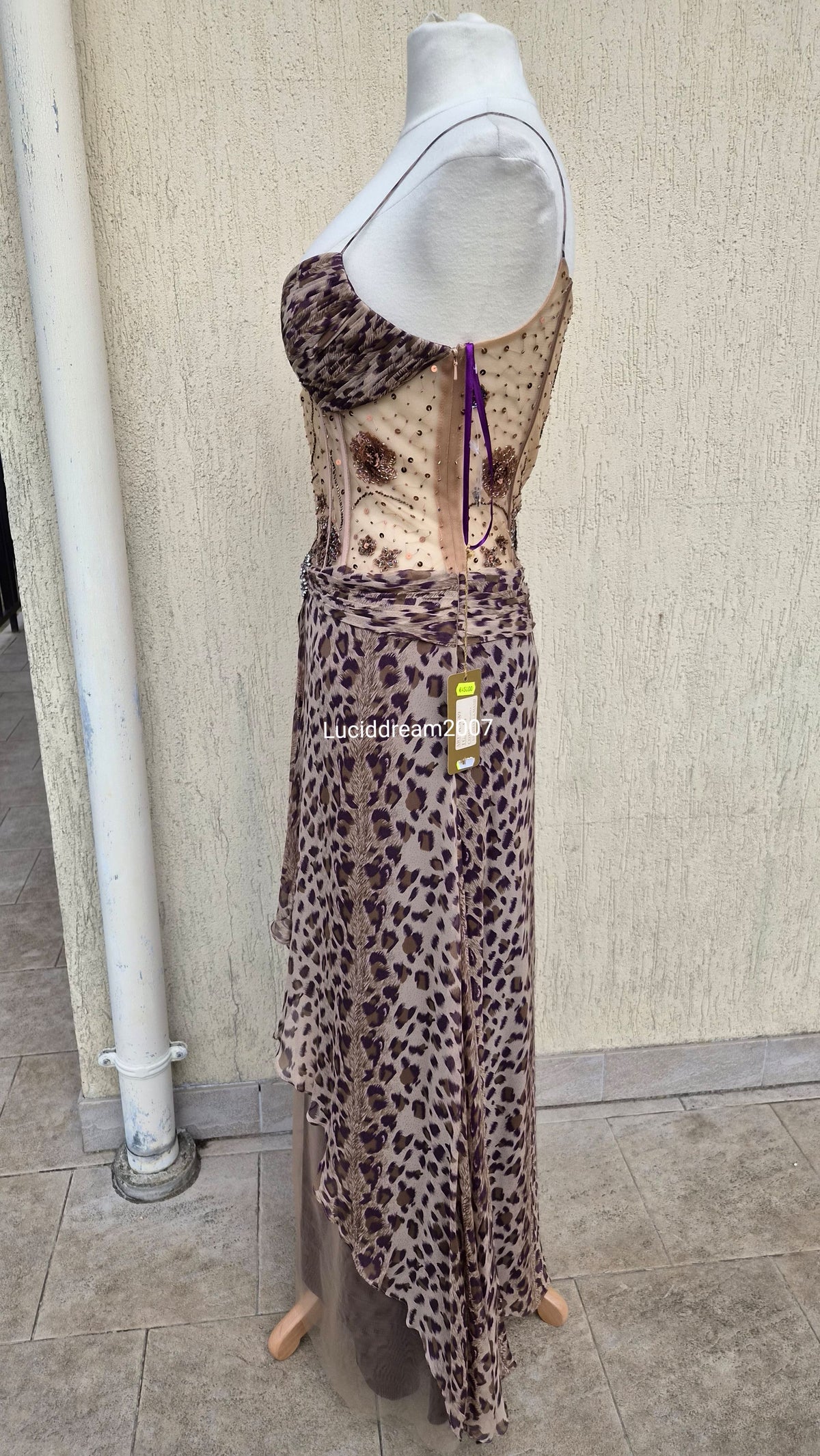 Robe léopard en soie brodée