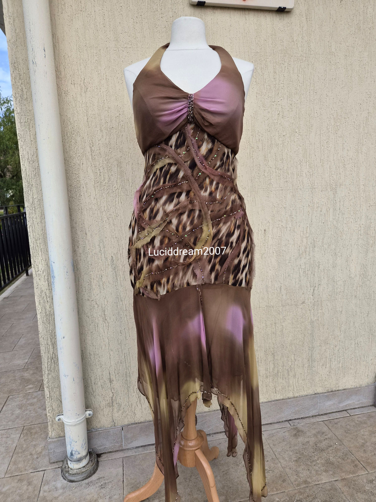 Robe en soie brodée marron et lila