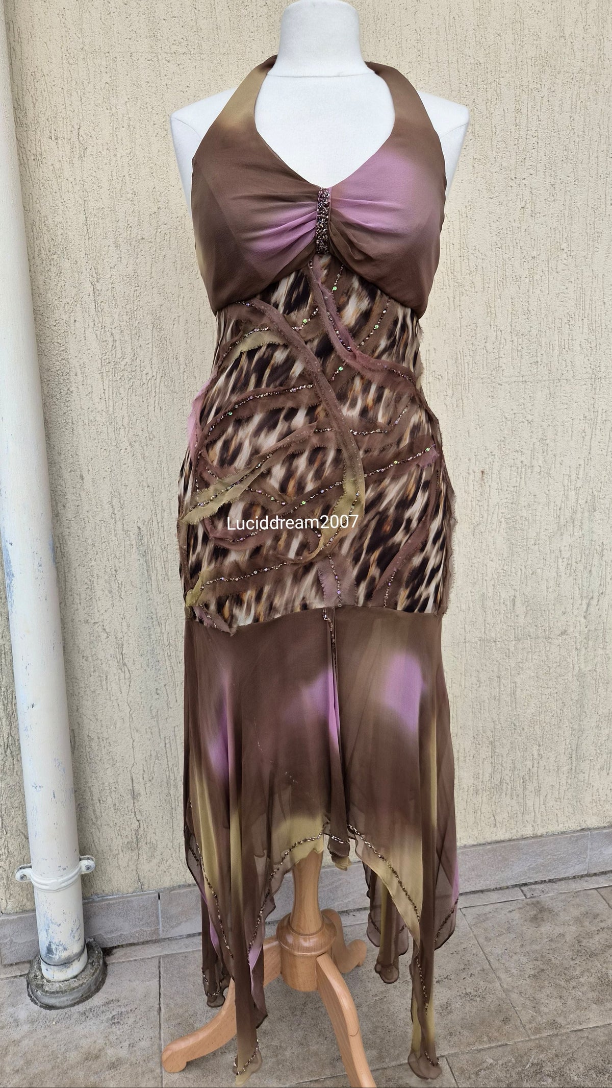 Robe en soie brodée marron et lila