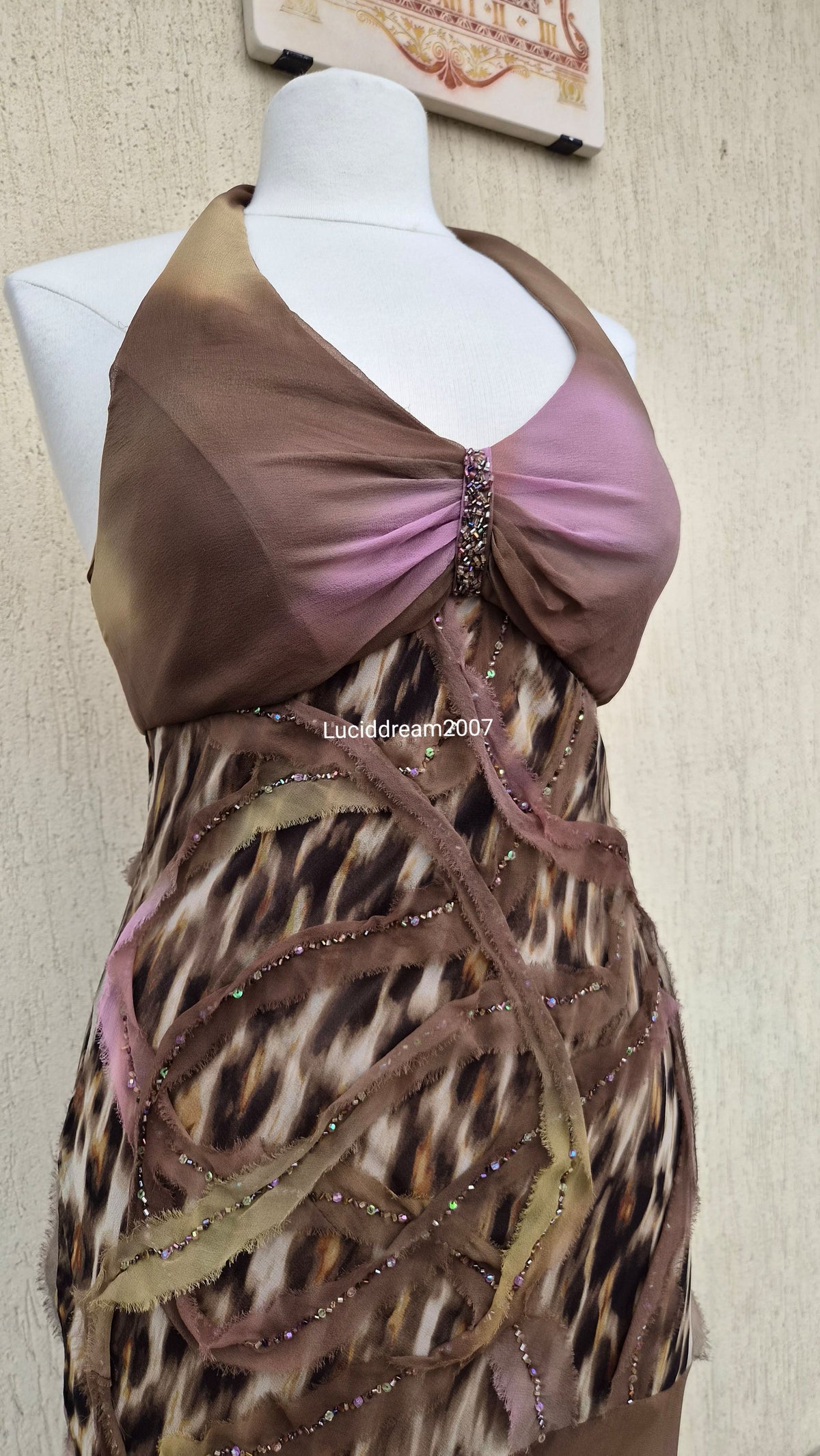 Robe en soie brodée marron et lila