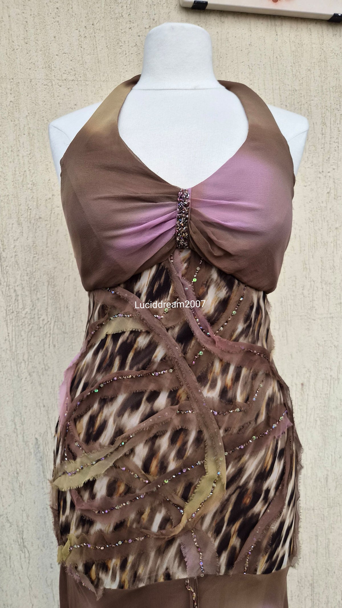 Robe en soie brodée marron et lila