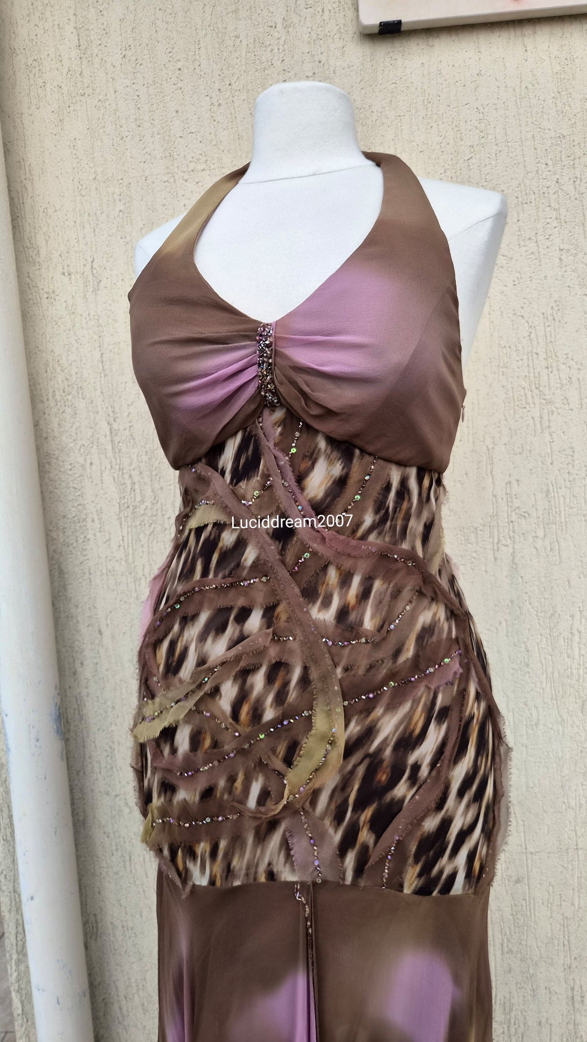 Robe en soie brodée marron et lila