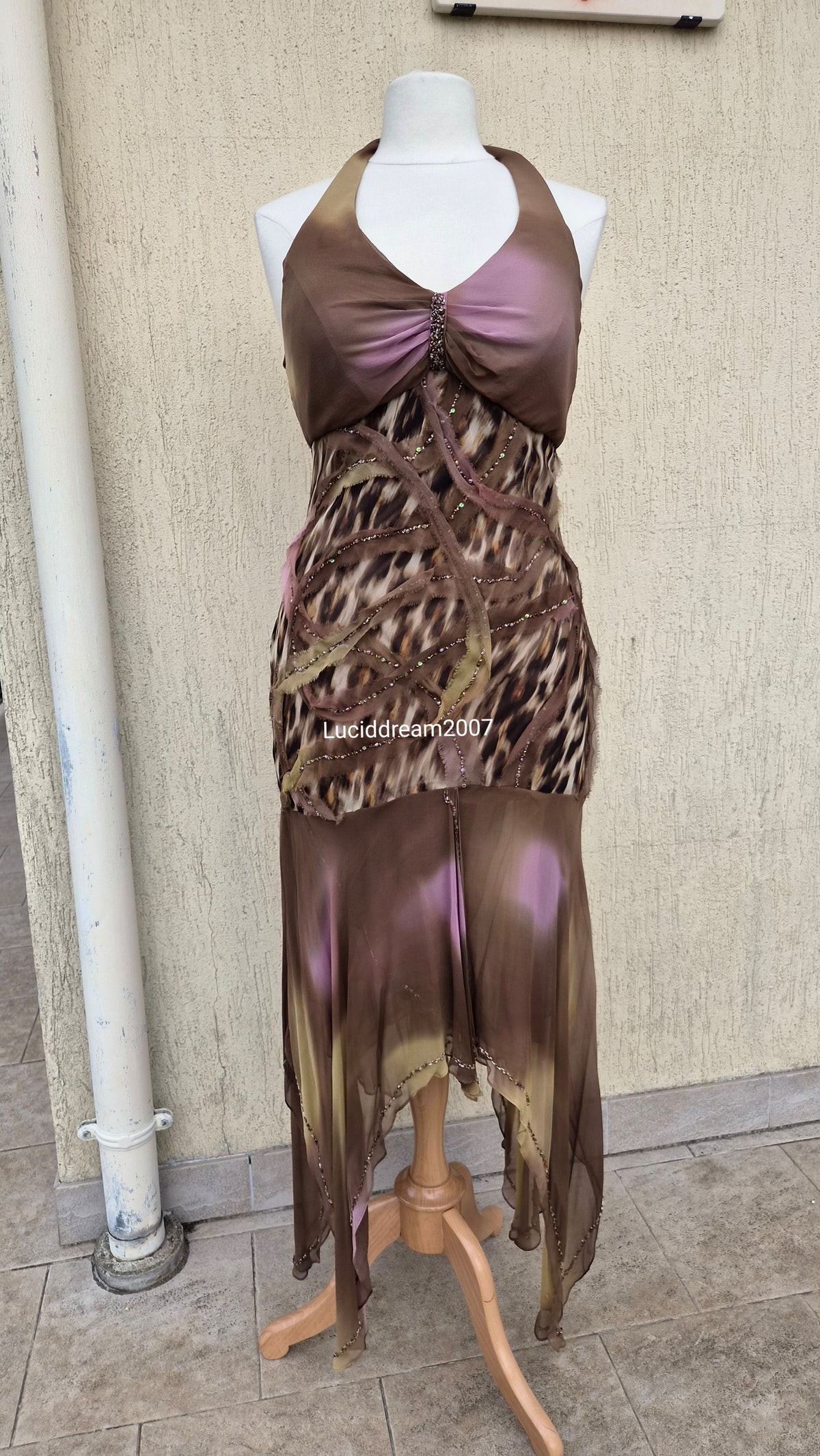 Robe en soie brodée marron et lila