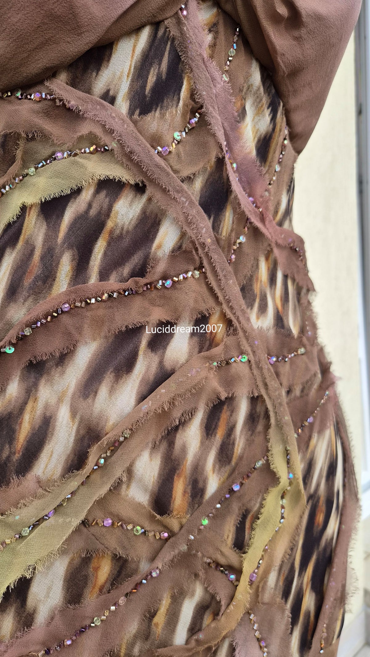 Robe en soie brodée marron et lila