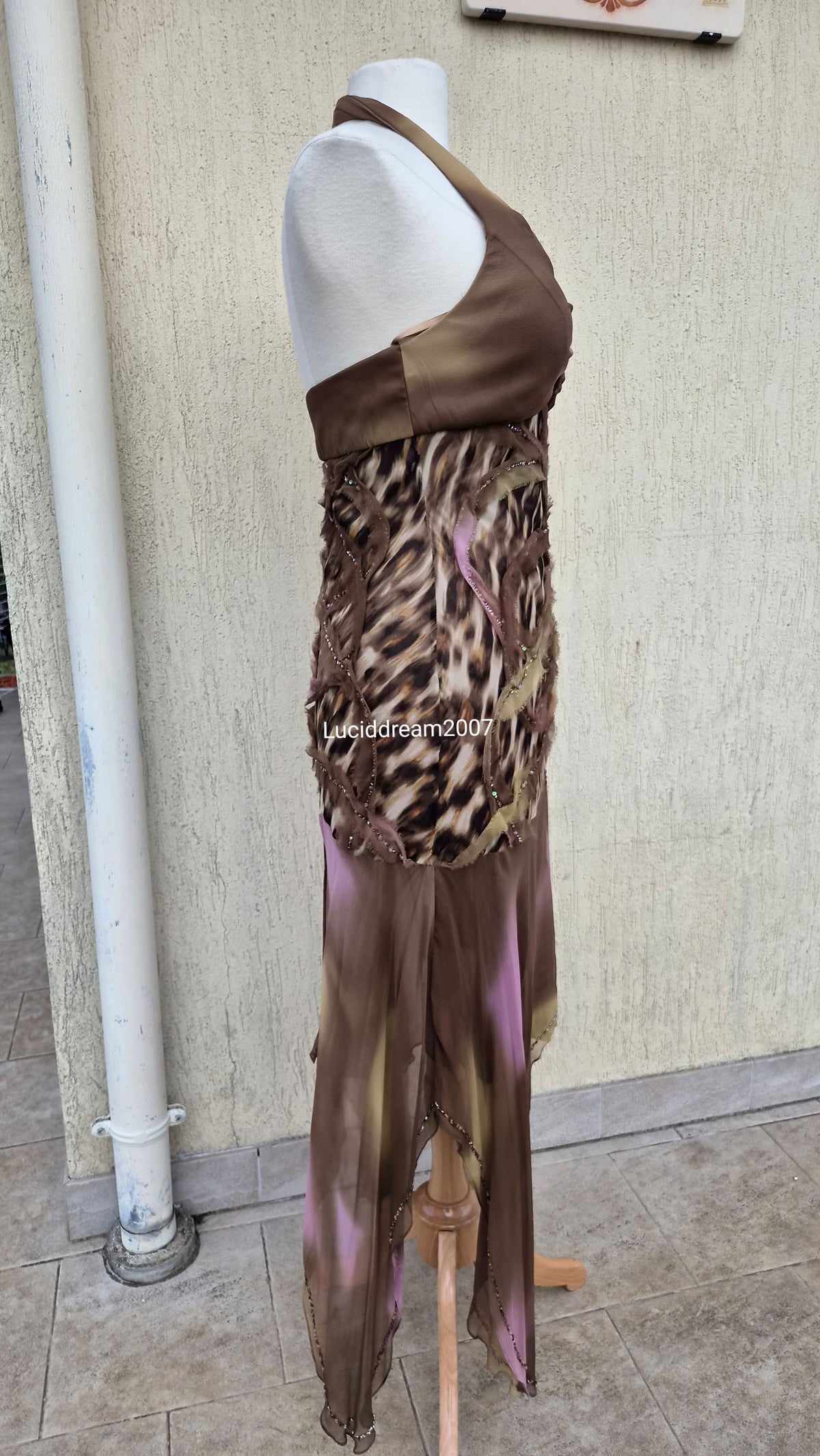 Robe en soie brodée marron et lila