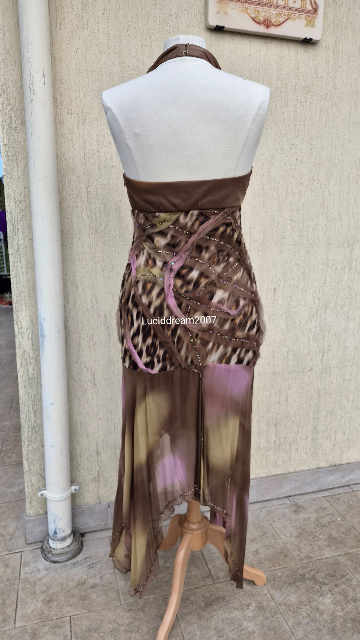 Robe en soie brodée marron et lila