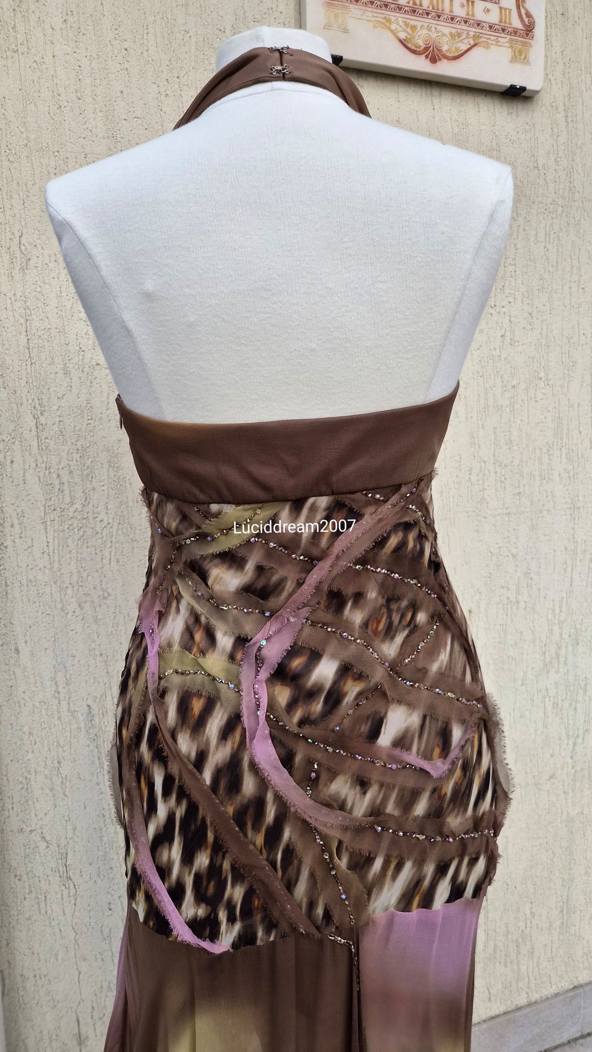 Robe en soie brodée marron et lila