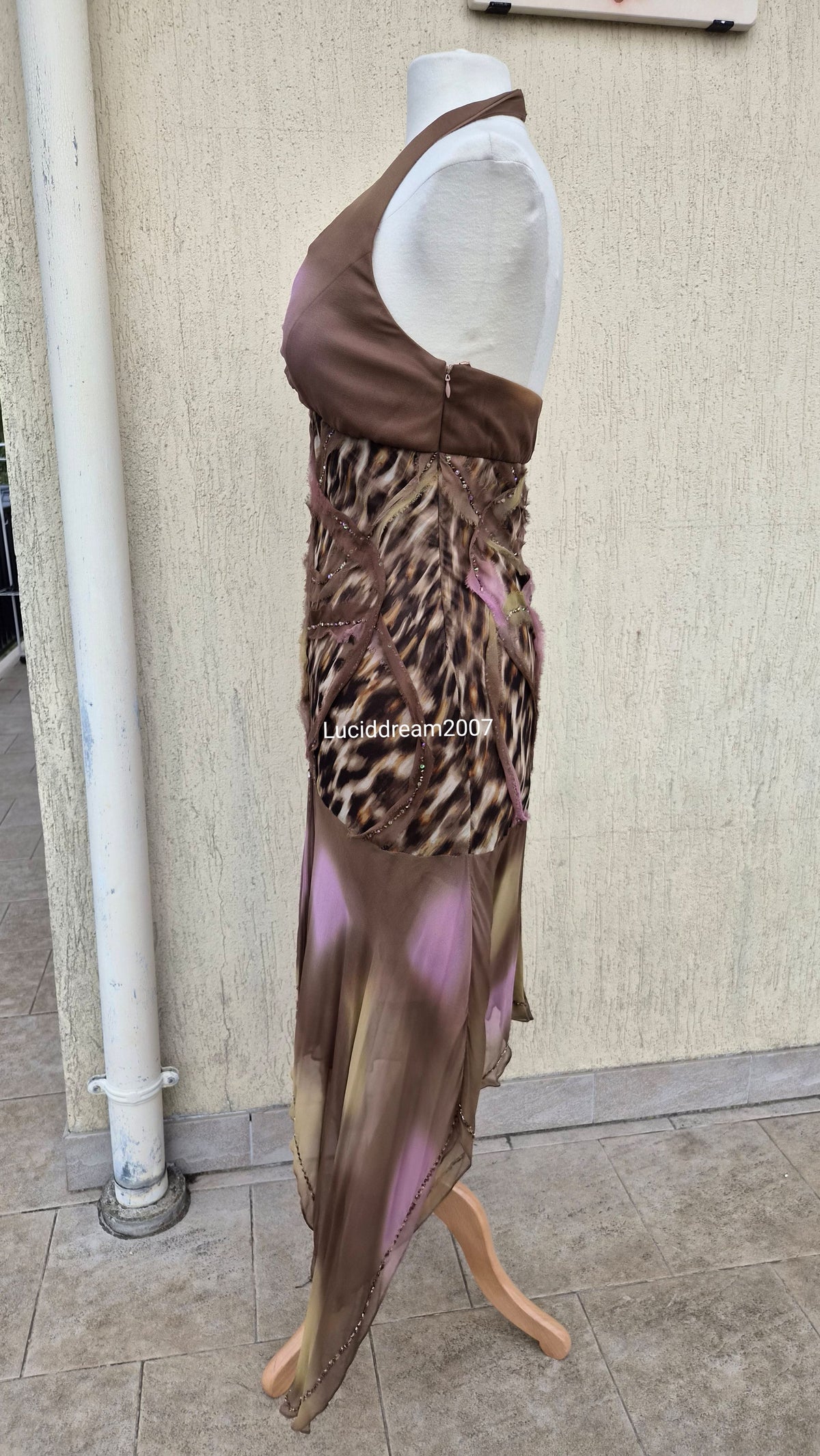 Robe en soie brodée marron et lila