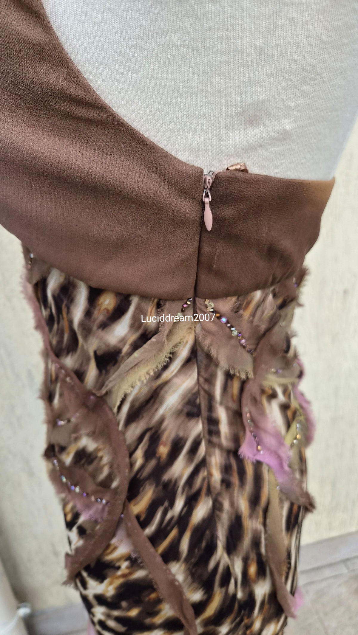 Robe en soie brodée marron et lila