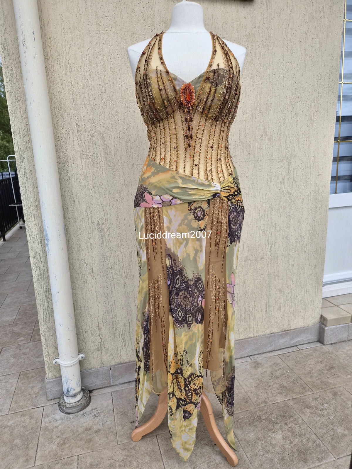 Robe en soie brodée tons beige
