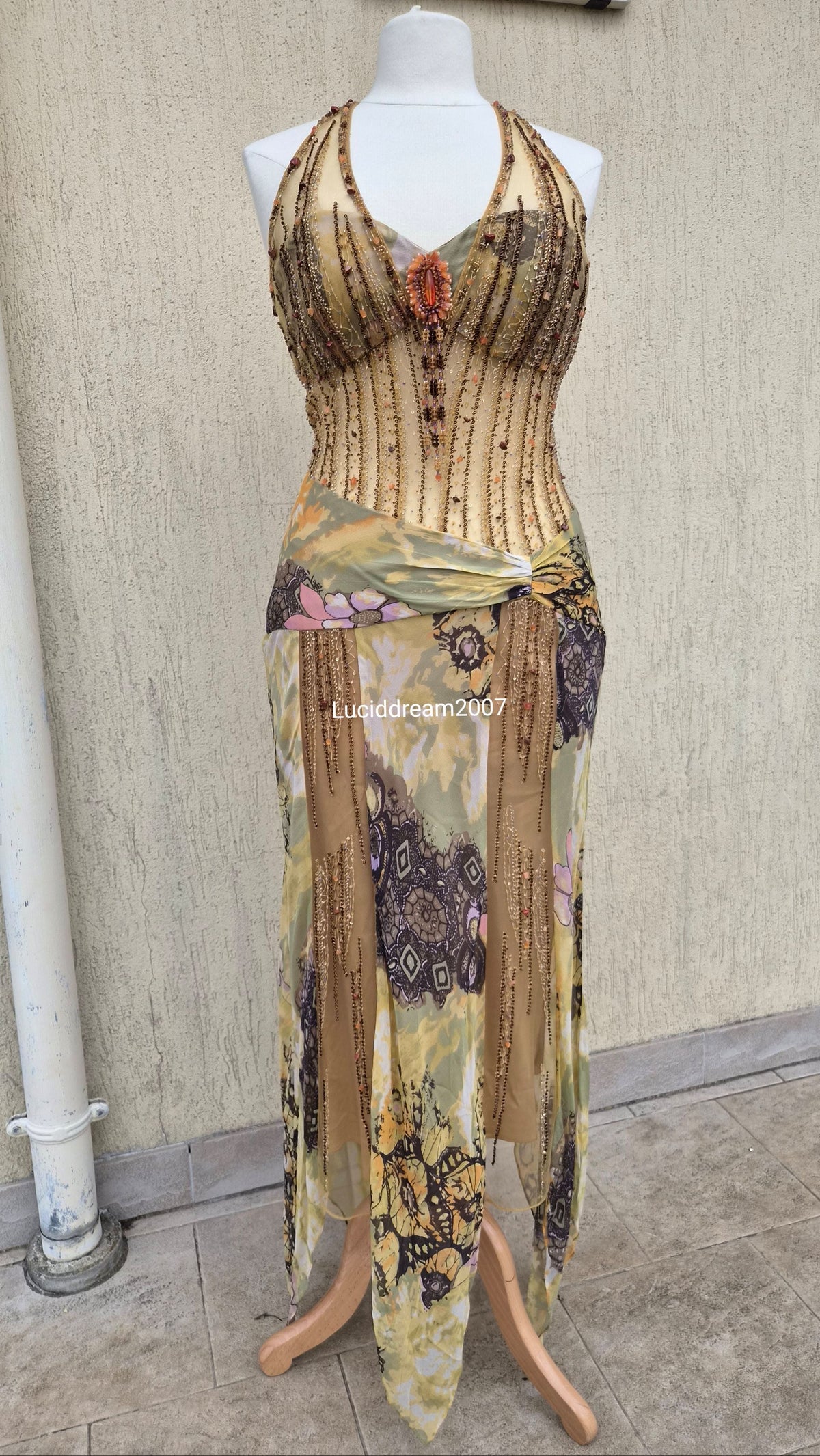 Robe en soie brodée tons beige