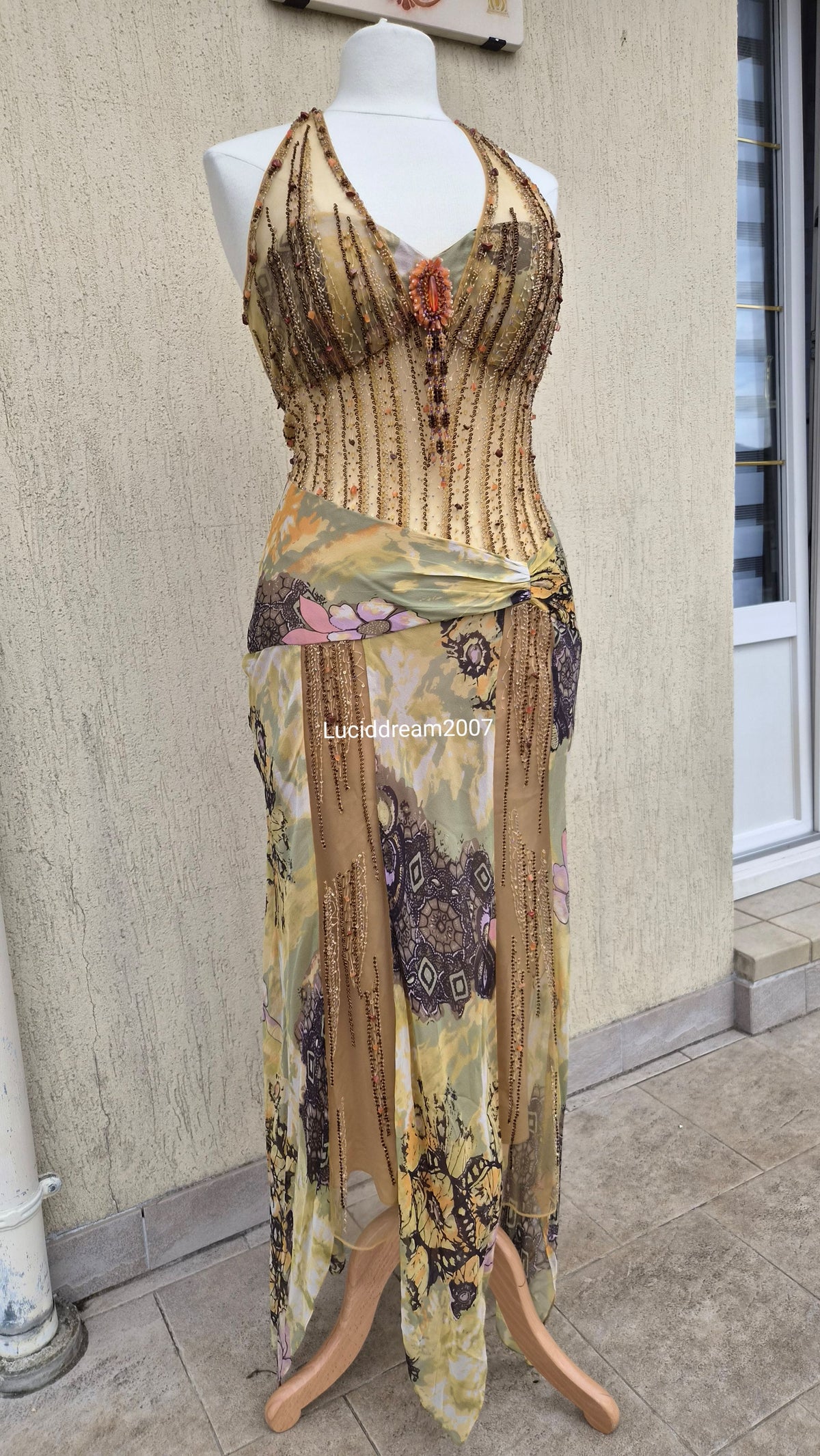 Robe en soie brodée tons beige