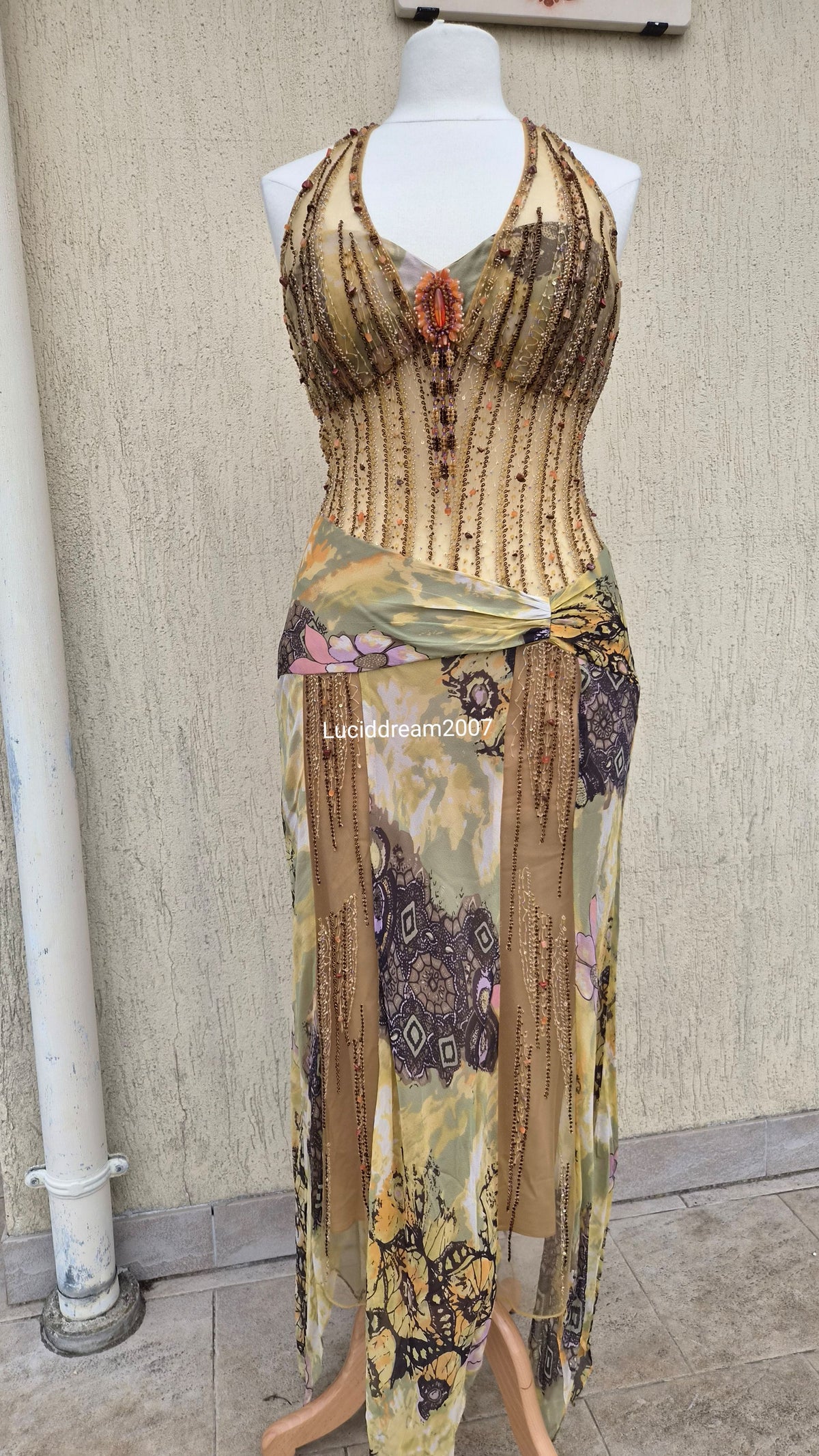 Robe en soie brodée tons beige