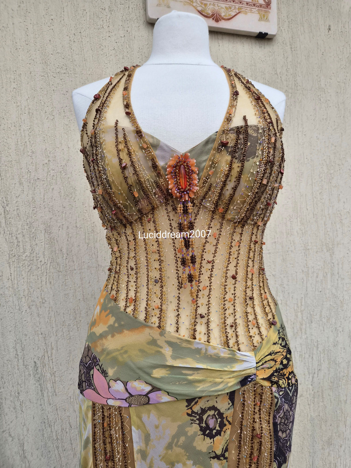 Robe en soie brodée tons beige